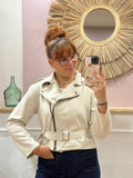 Perfecto beige effet suédine coupe courte cintrée avec ceinture et détails argentés – Rosydays – Miss Caprice