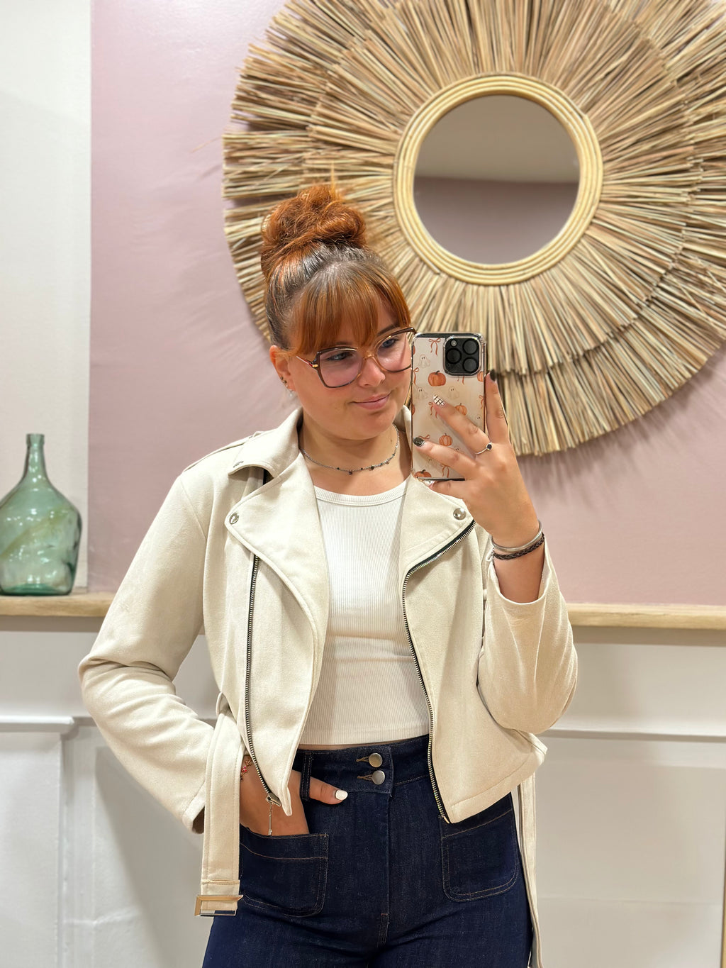 Perfecto beige effet suédine coupe courte cintrée avec ceinture et détails argentés – Rosydays – Miss Caprice