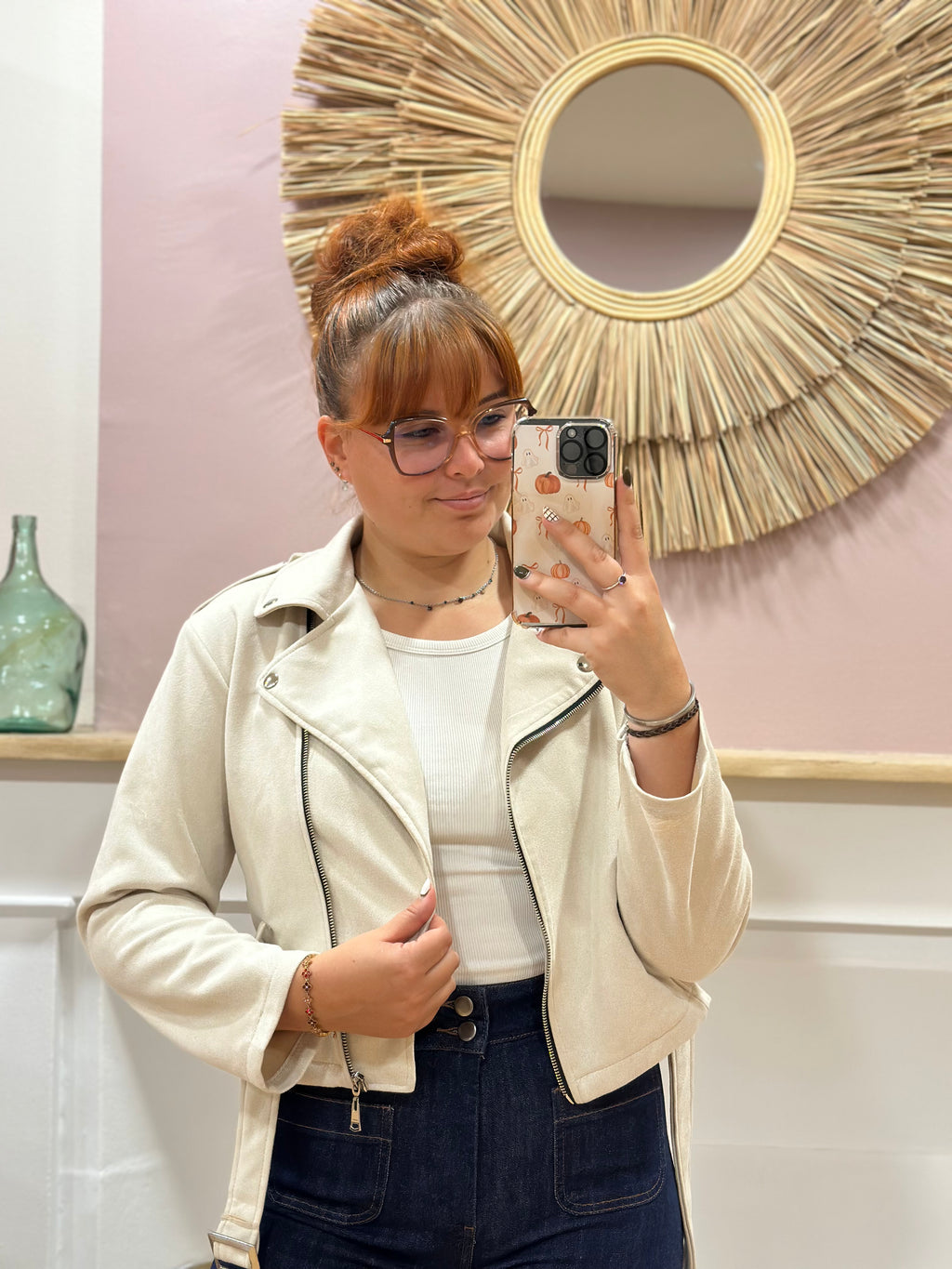 Perfecto beige effet suédine coupe courte cintrée avec ceinture et détails argentés – Rosydays – Miss Caprice