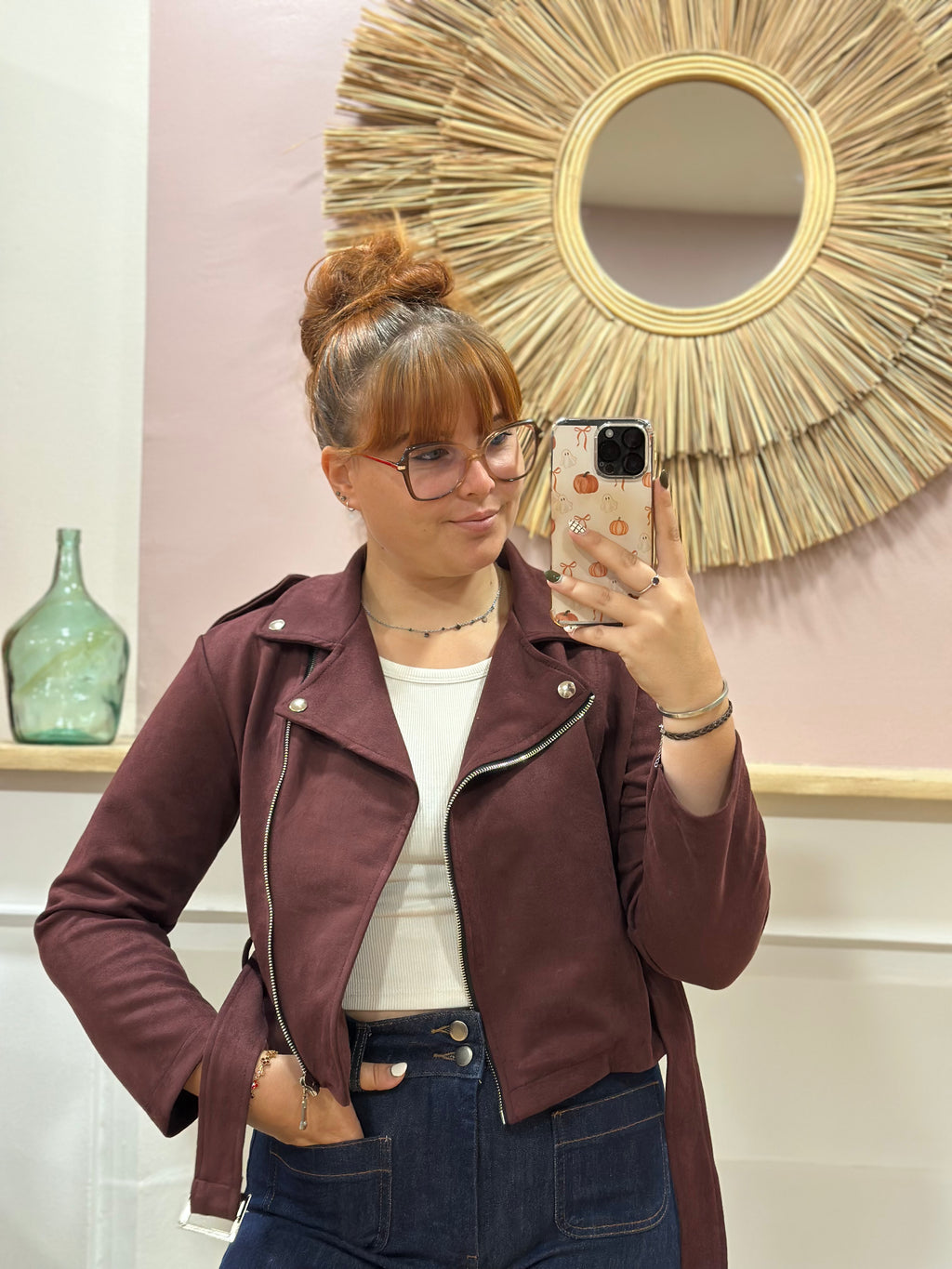 Perfecto bordeaux effet suédine coupe courte cintrée avec ceinture et détails argentés – Rosydays – Miss Caprice