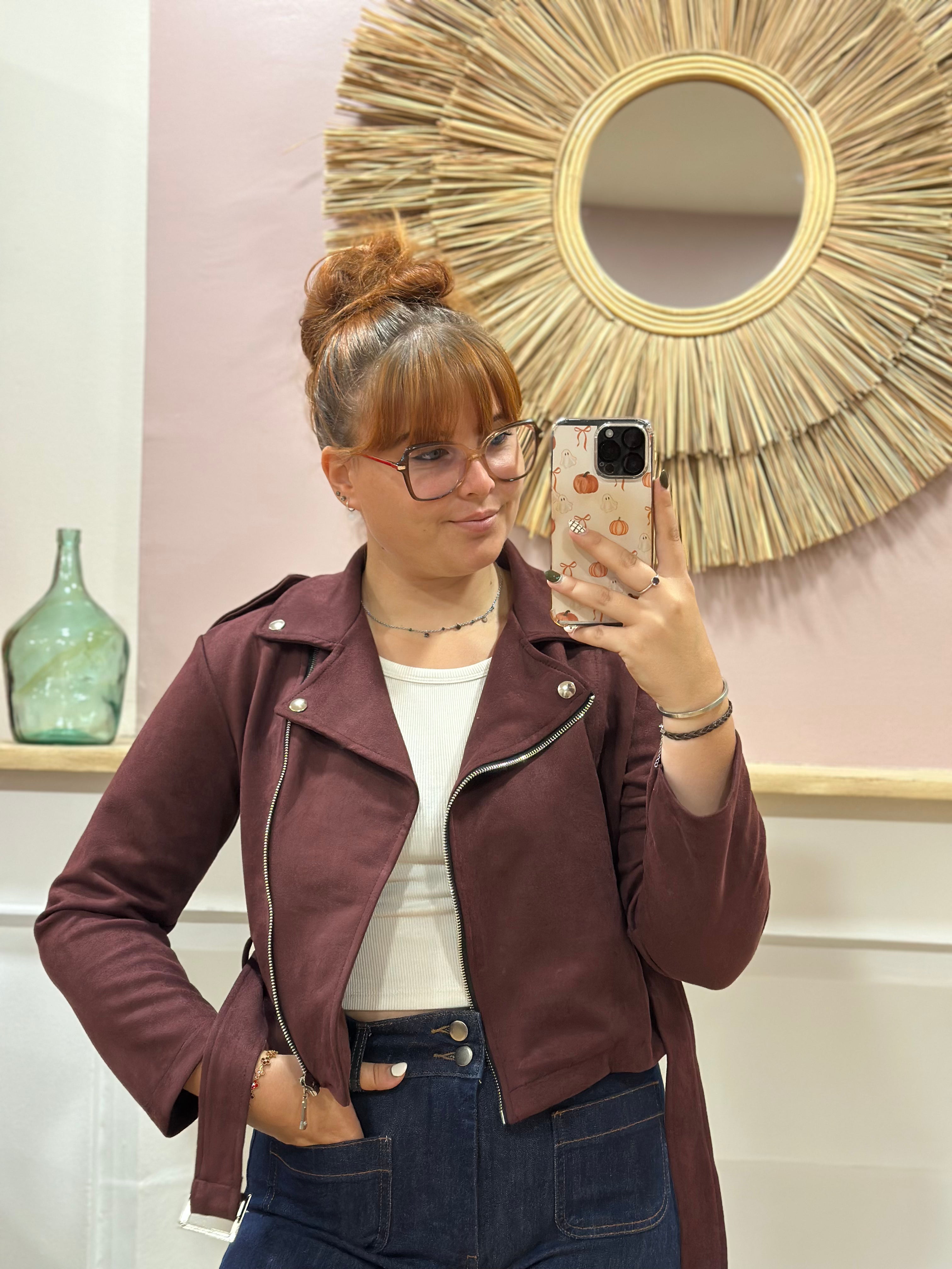 Perfecto bordeaux effet suédine coupe courte cintrée avec ceinture et détails argentés – Rosydays – Miss Caprice