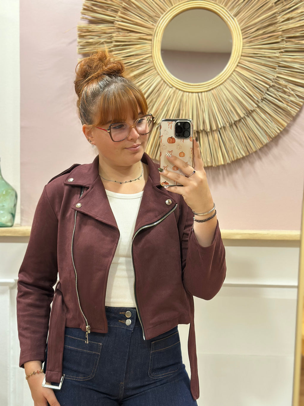 Perfecto bordeaux effet suédine coupe courte cintrée avec ceinture et détails argentés – Rosydays – Miss Caprice