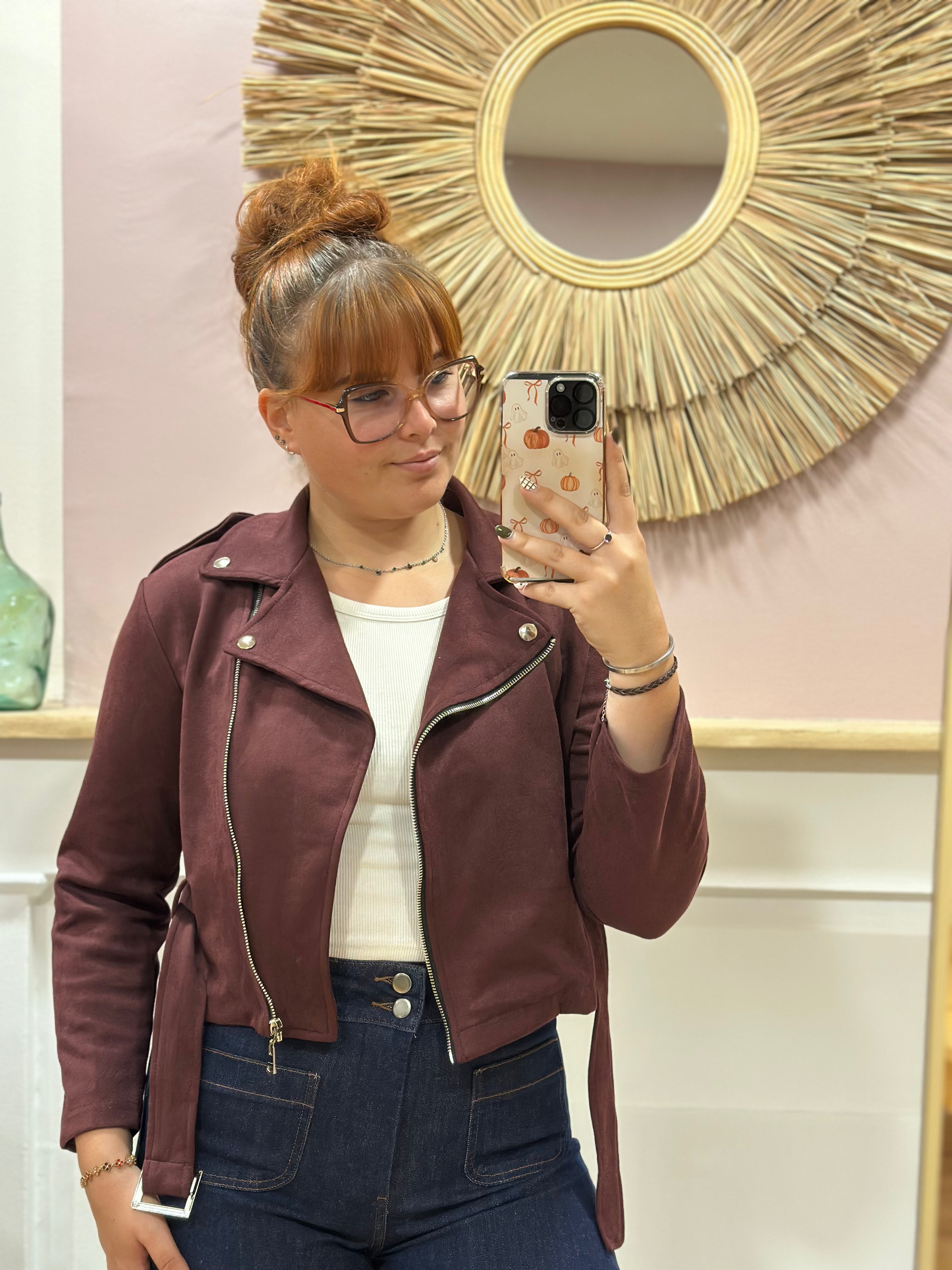Perfecto bordeaux effet suédine coupe courte cintrée avec ceinture et détails argentés – Rosydays – Miss Caprice
