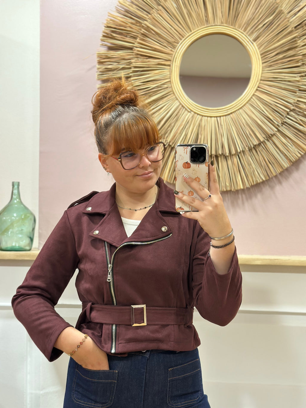 Perfecto bordeaux effet suédine coupe courte cintrée avec ceinture et détails argentés – Rosydays – Miss Caprice