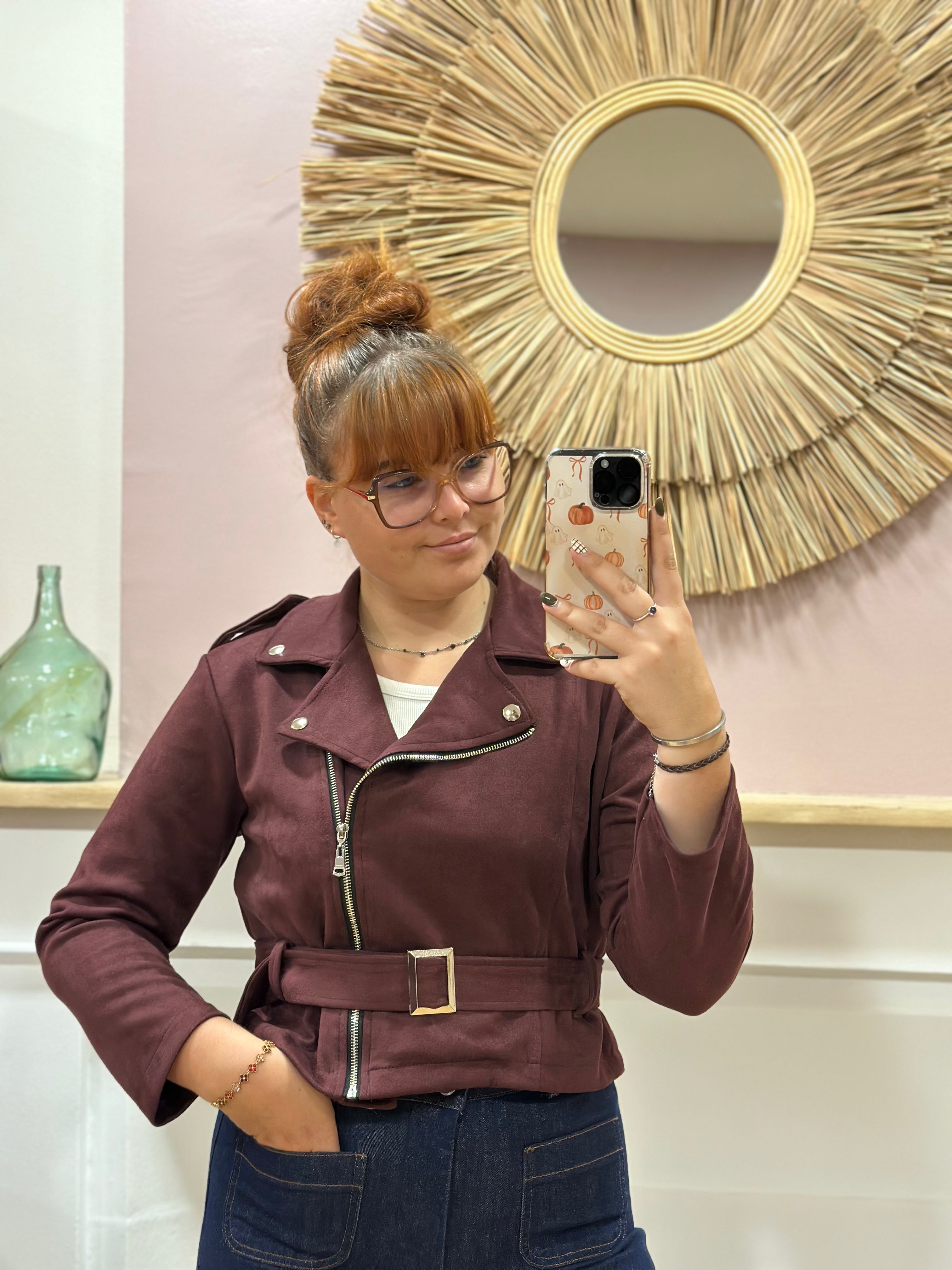 Perfecto bordeaux effet suédine coupe courte cintrée avec ceinture et détails argentés – Rosydays – Miss Caprice
