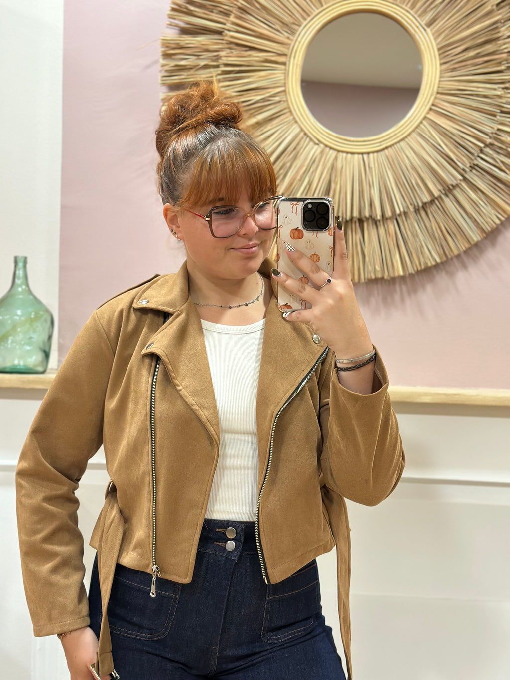 Perfecto camel effet suédine coupe courte cintrée avec ceinture et détails argentés – Rosydays – Miss Caprice
