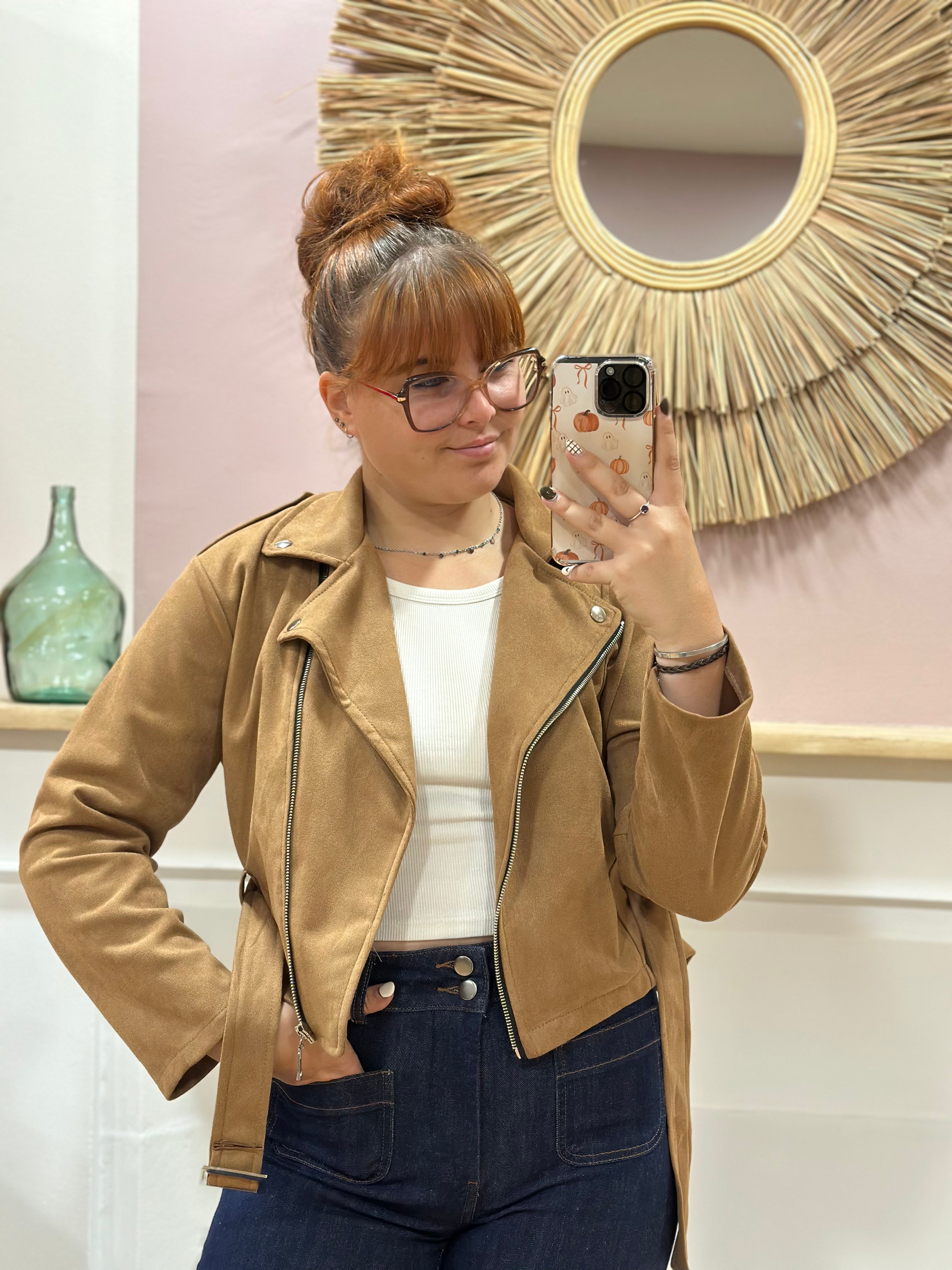Perfecto camel effet suédine coupe courte cintrée avec ceinture et détails argentés – Rosydays – Miss Caprice