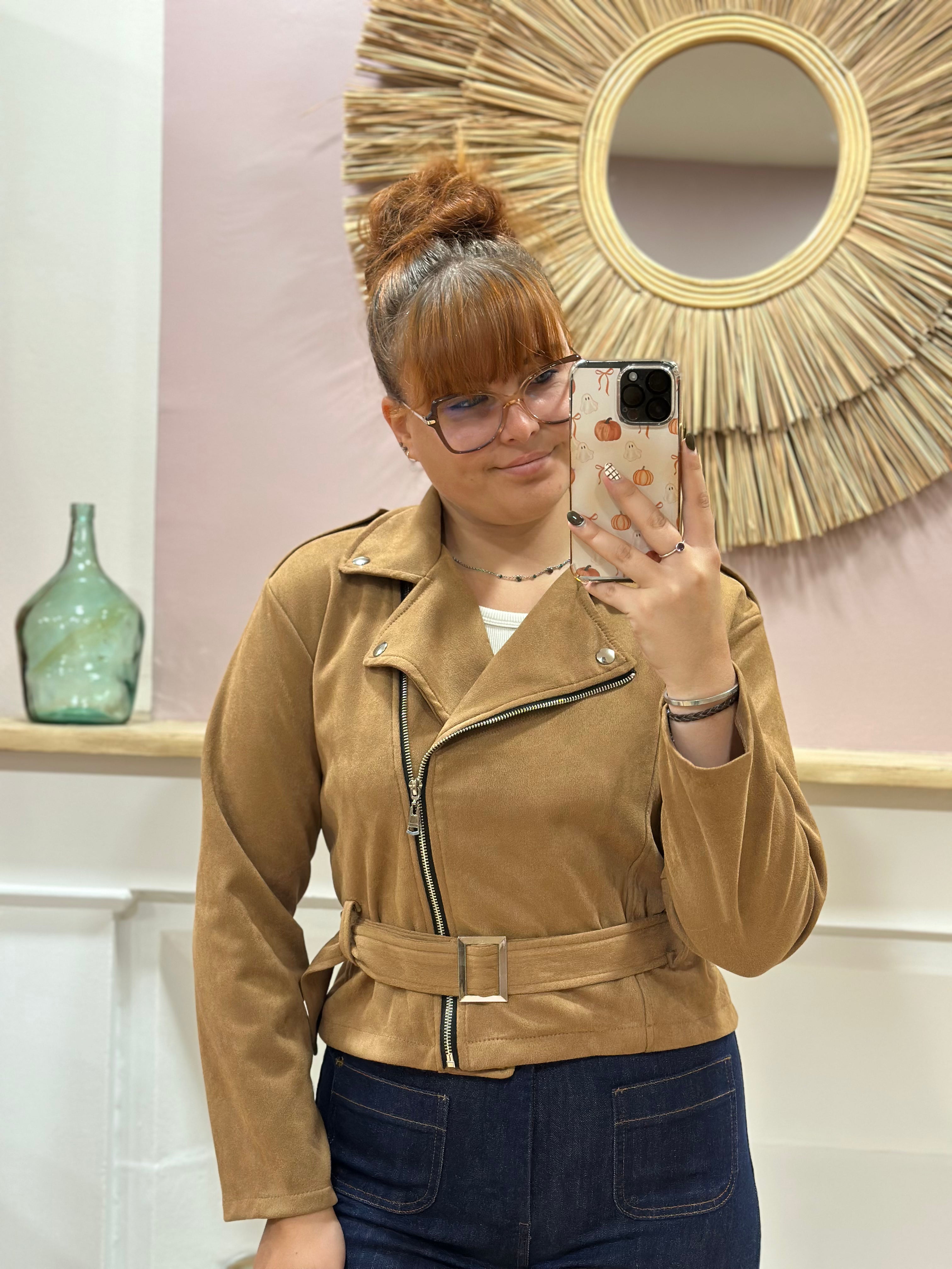 Perfecto camel effet suédine coupe courte cintrée avec ceinture et détails argentés – Rosydays – Miss Caprice