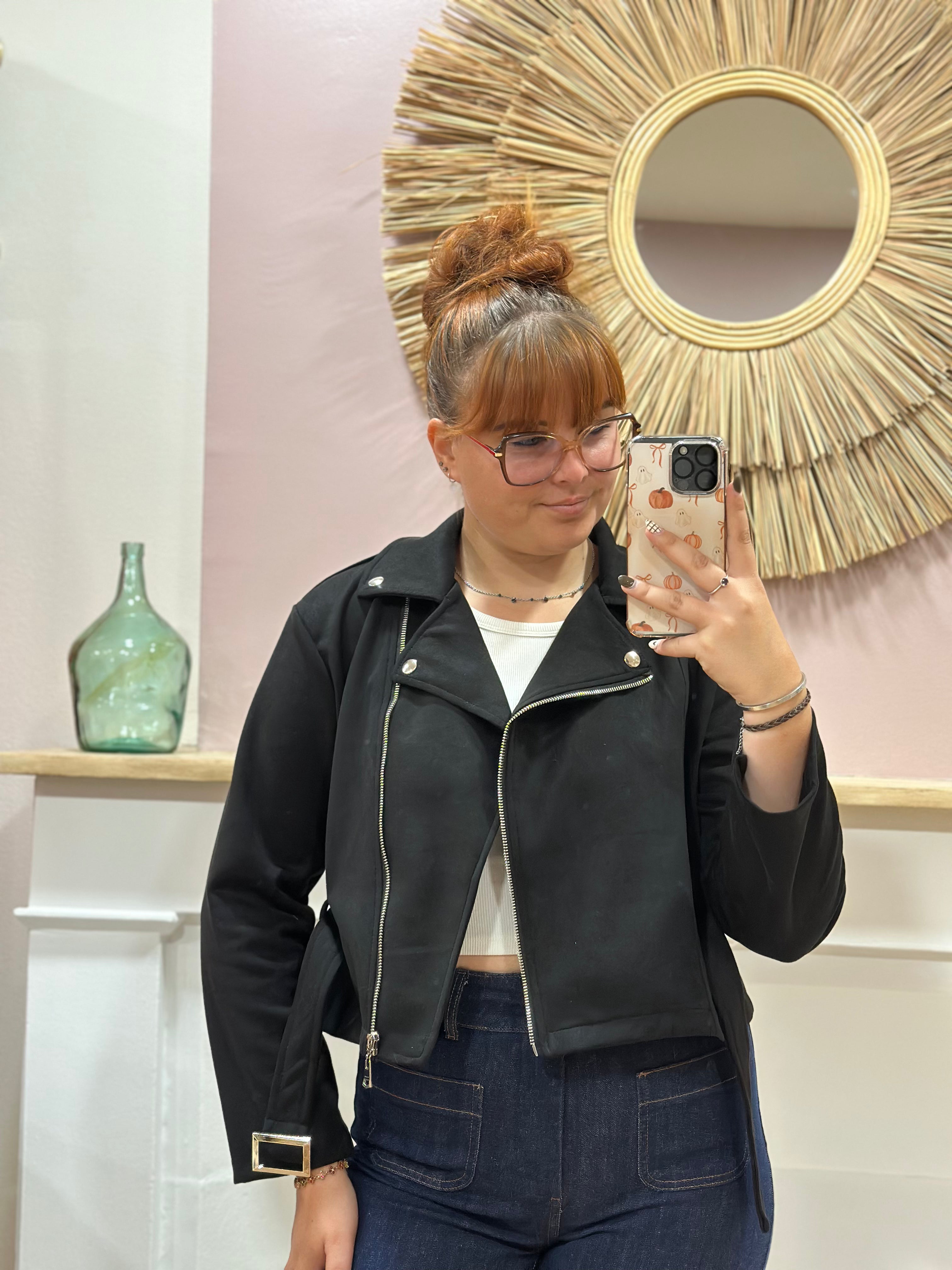 Perfecto noir effet suédine coupe courte cintrée avec ceinture et détails argentés – Rosydays – Miss Caprice