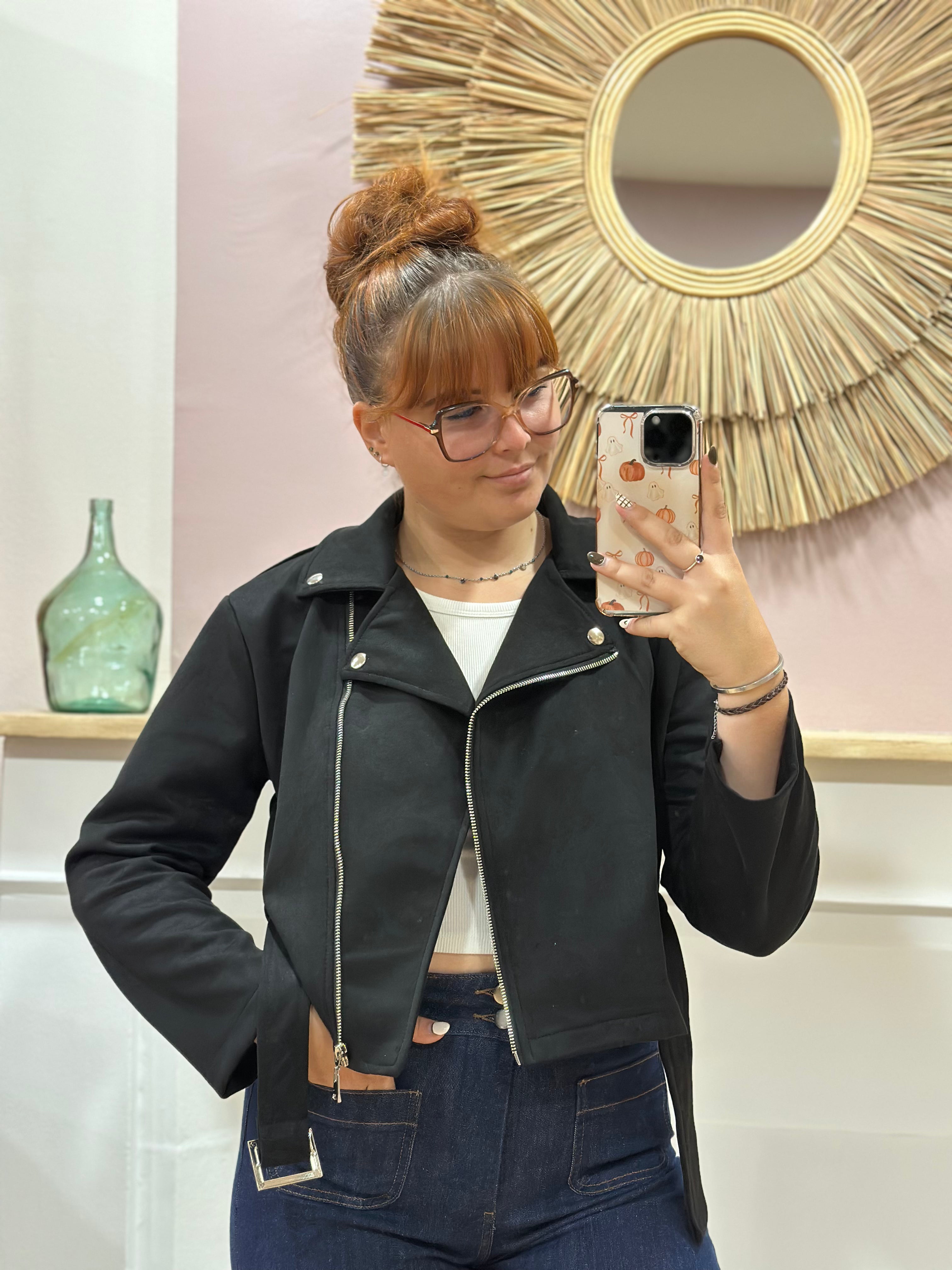 Perfecto noir effet suédine coupe courte cintrée avec ceinture et détails argentés – Rosydays – Miss Caprice