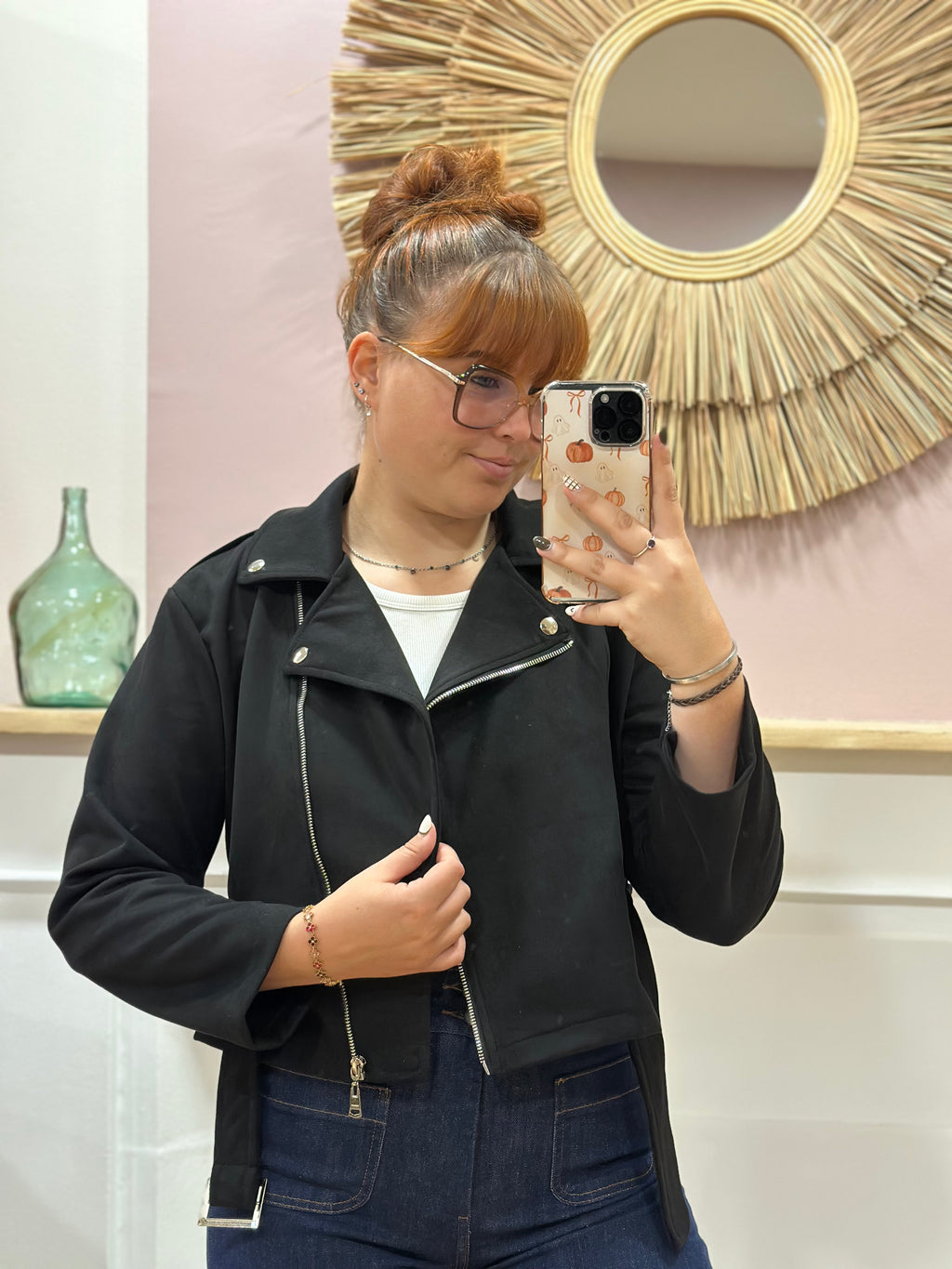 Perfecto noir effet suédine coupe courte cintrée avec ceinture et détails argentés – Rosydays – Miss Caprice