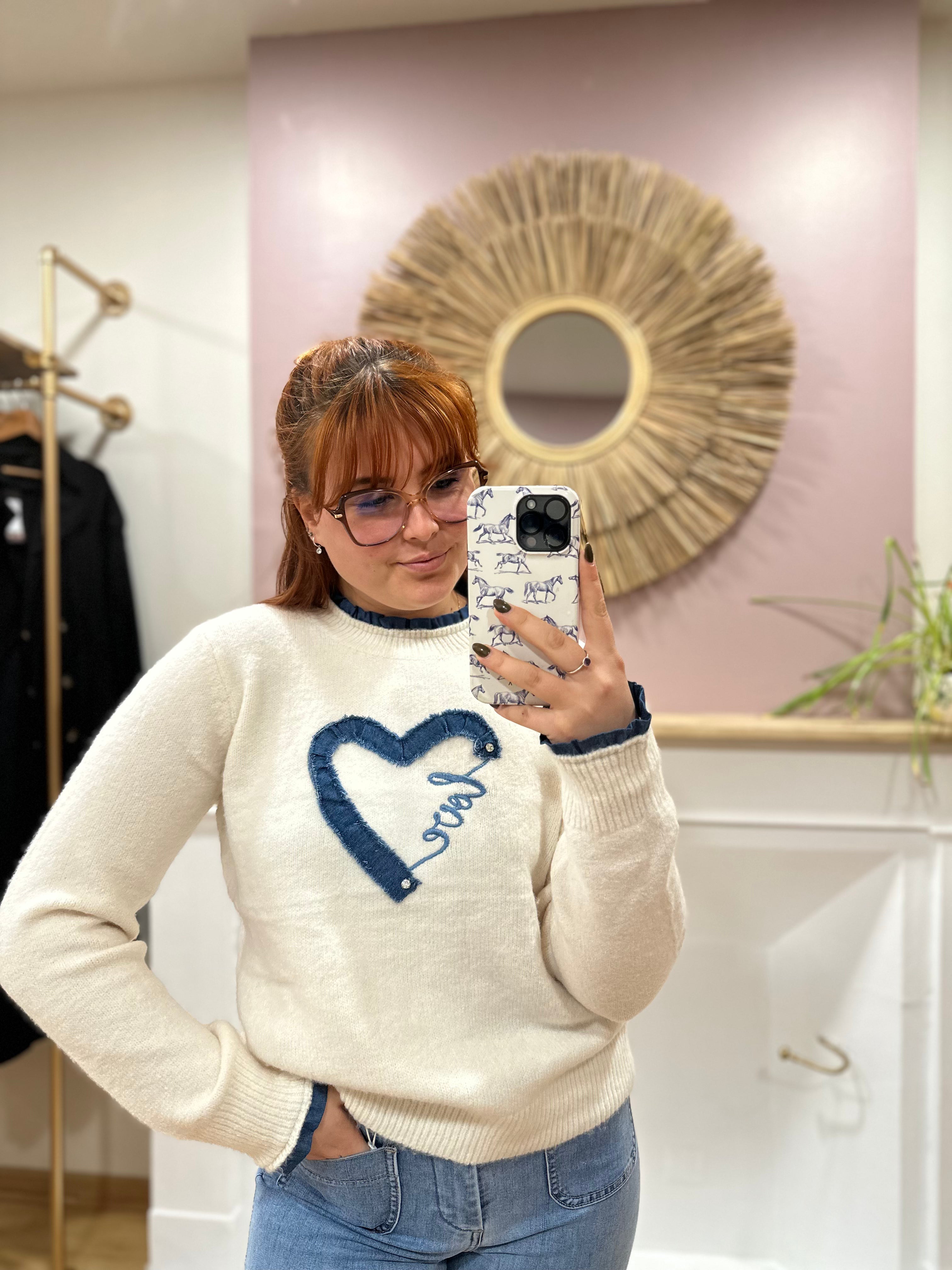 Pull blanc femme cœur effet jean – Volants col et poignets – J & L Paris – Miss Caprice