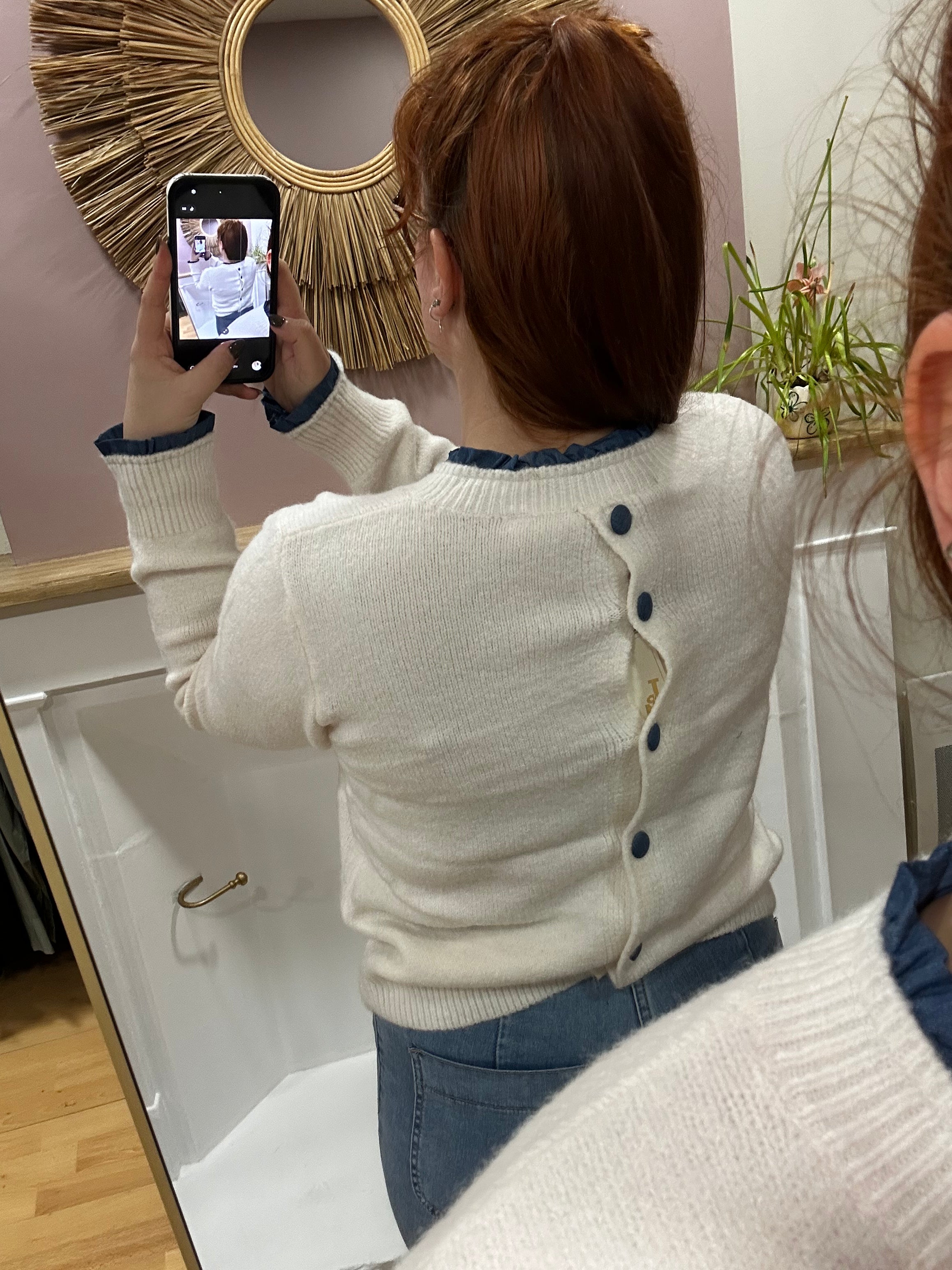 Pull blanc femme cœur effet jean – Volants col et poignets – J & L Paris – Miss Caprice