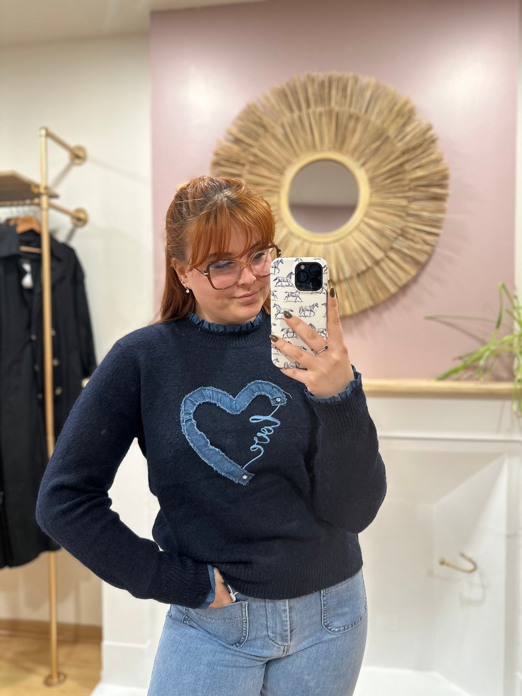 Pull bleu marine femme cœur effet jean – Volants col et poignets – J & L Paris – Miss Caprice