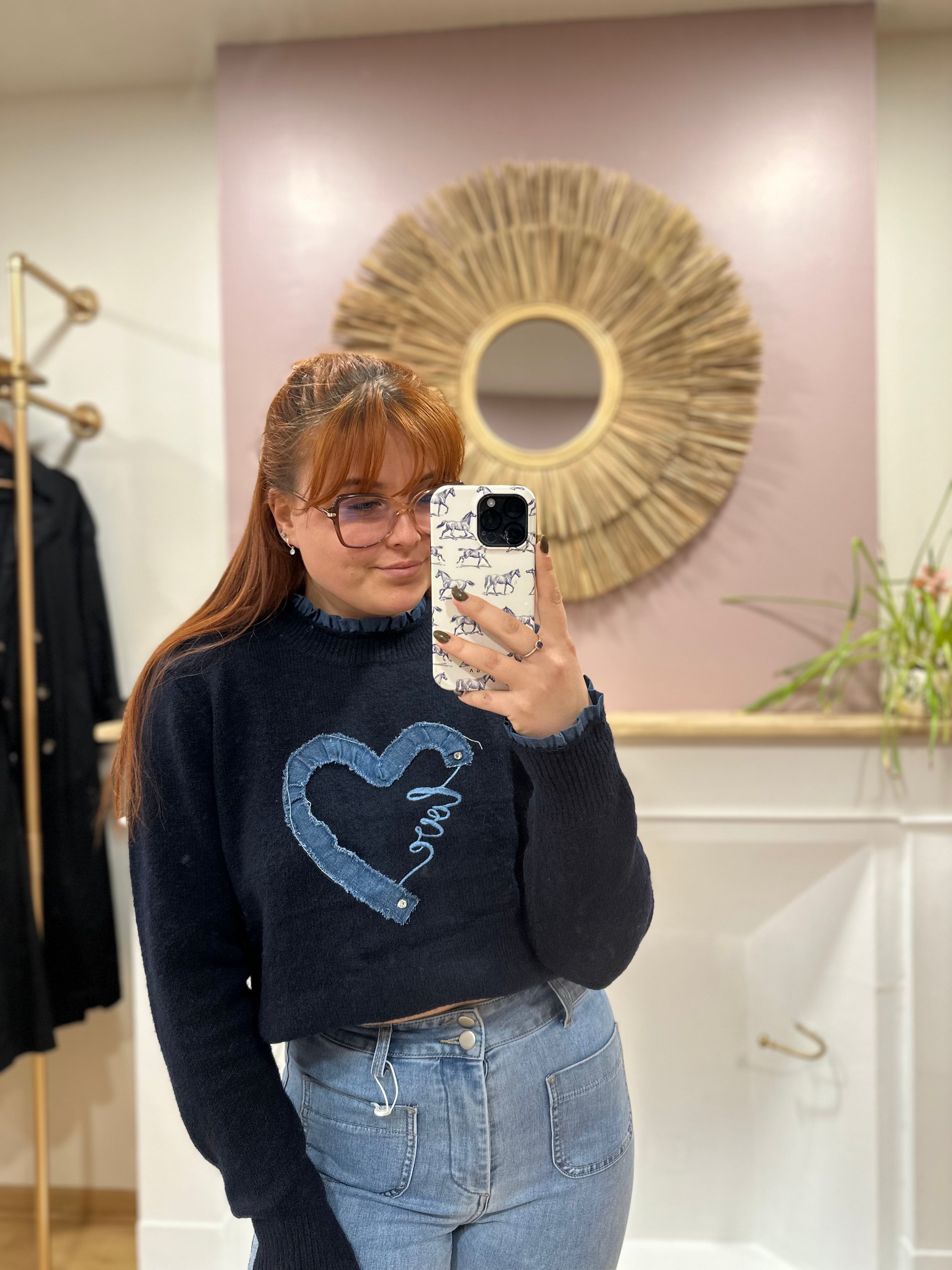Pull bleu marine femme cœur effet jean – Volants col et poignets – J & L Paris – Miss Caprice
