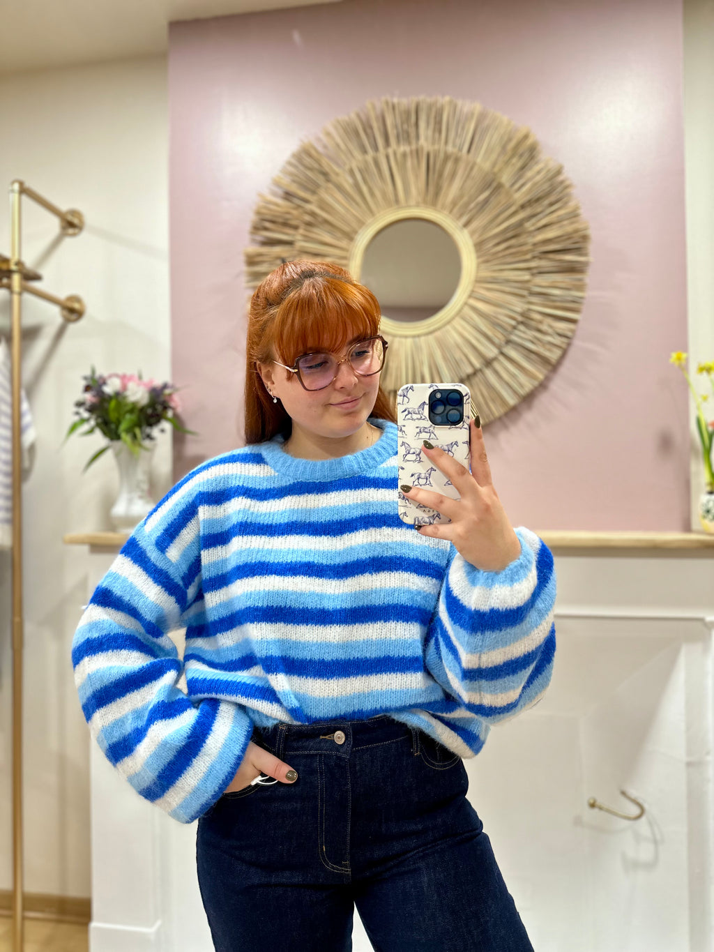 Pull court oversize à rayures bleu ciel, blanc et bleu roi femme – J&L Paris – Miss Caprice