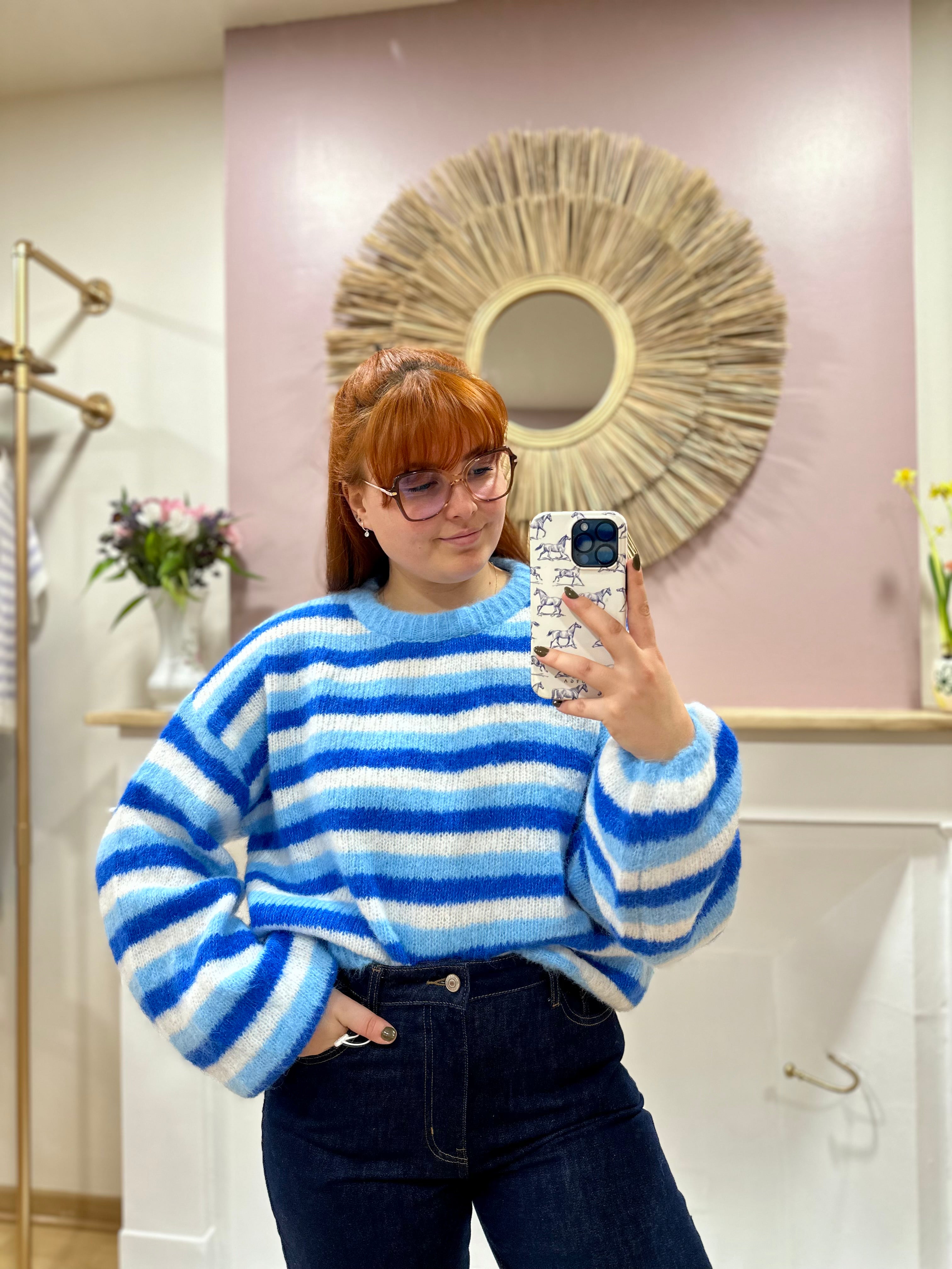 Pull court oversize à rayures bleu ciel, blanc et bleu roi femme – J&L Paris – Miss Caprice