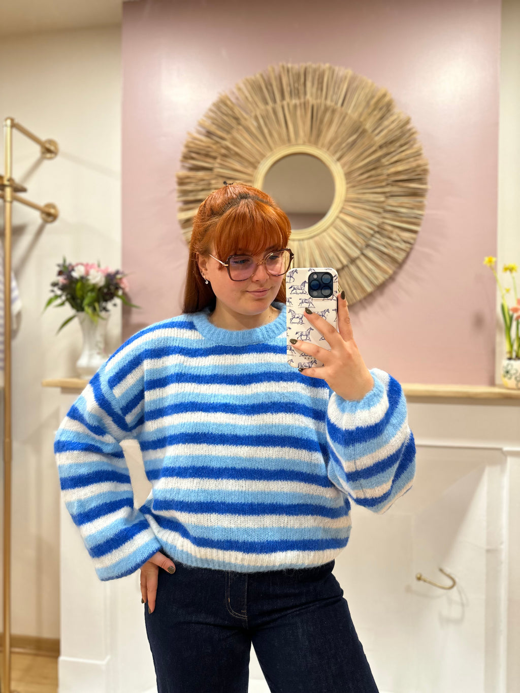 Pull court oversize à rayures bleu ciel, blanc et bleu roi femme – J&L Paris – Miss Caprice