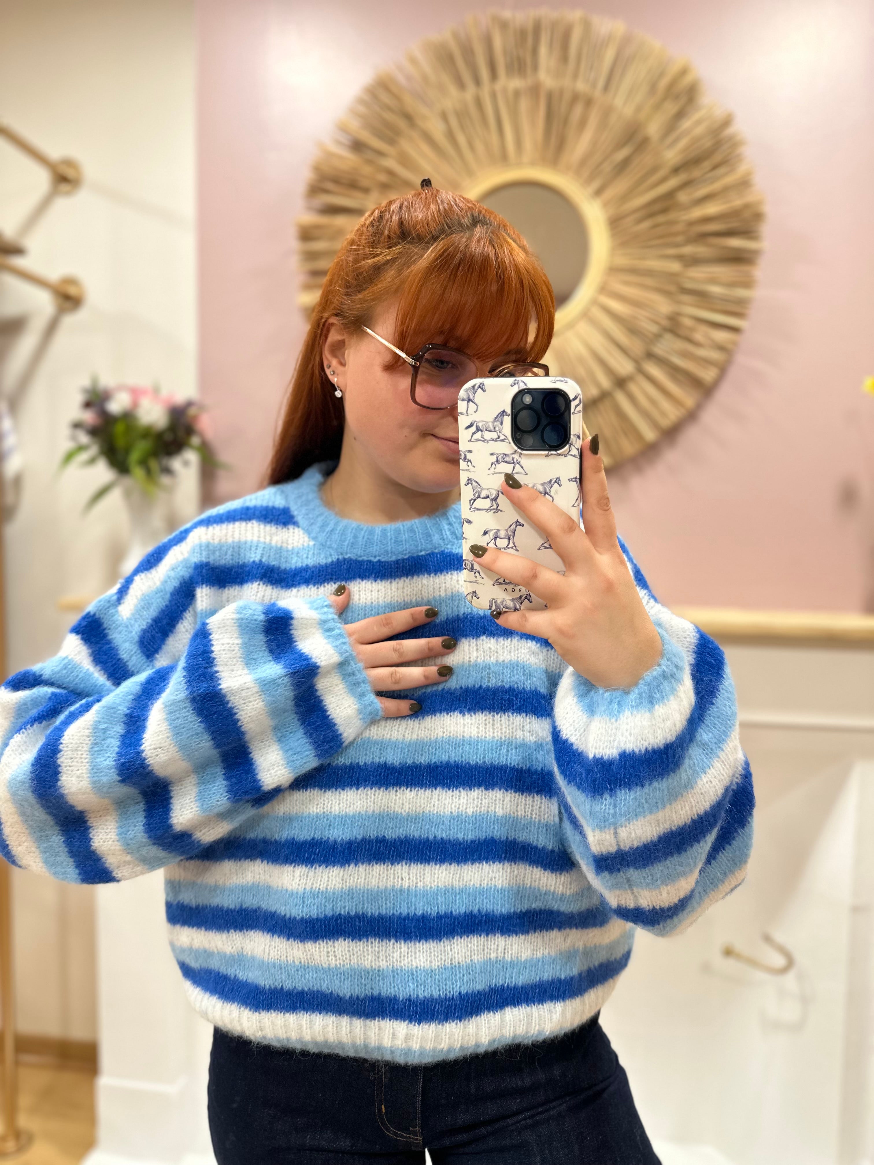 Pull court oversize à rayures bleu ciel, blanc et bleu roi femme – J&L Paris – Miss Caprice