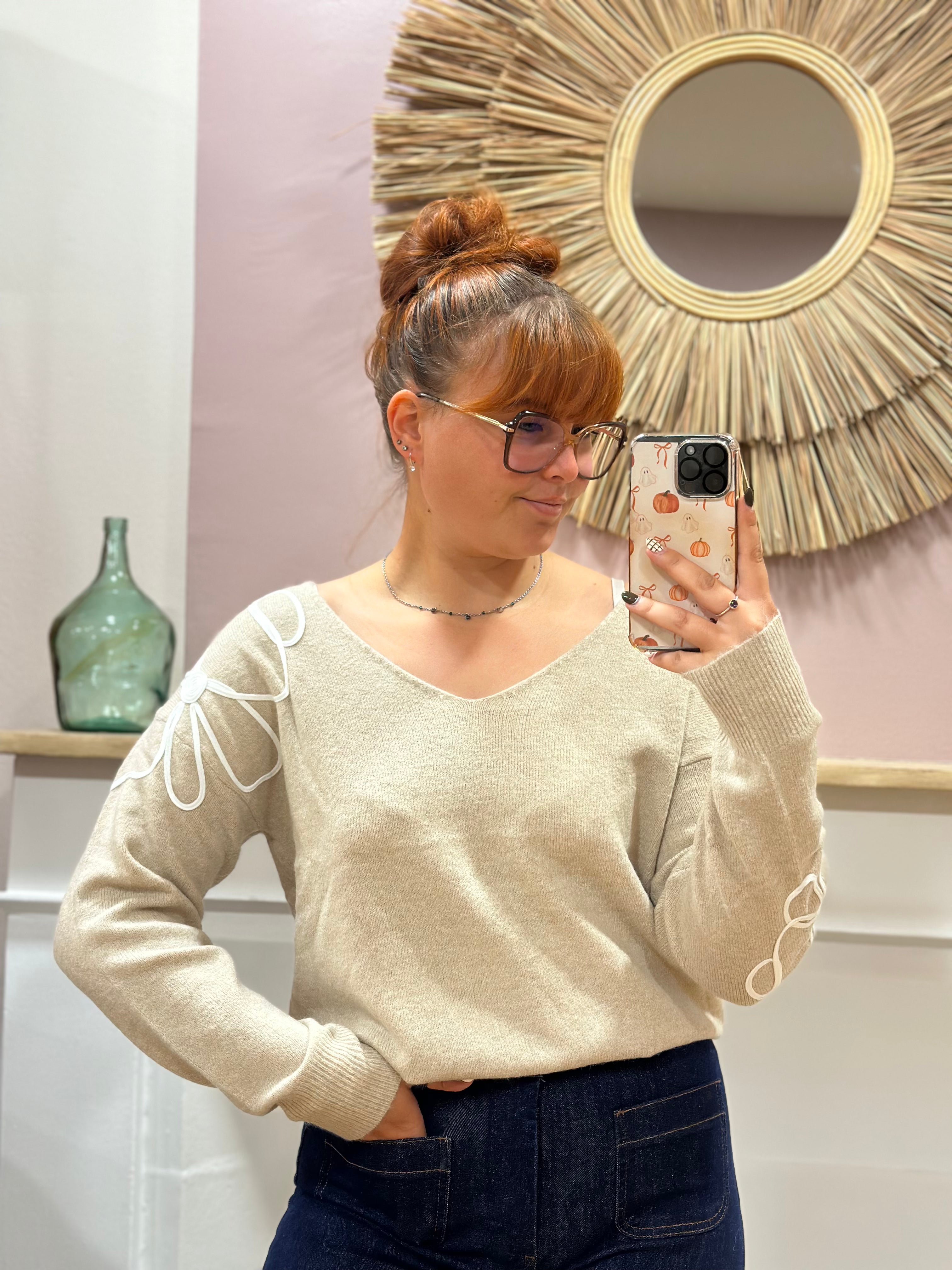 Pull fin beige à col V avec fleurs blanches en relief sur l’épaule et la manche – Rosydays – Miss Caprice