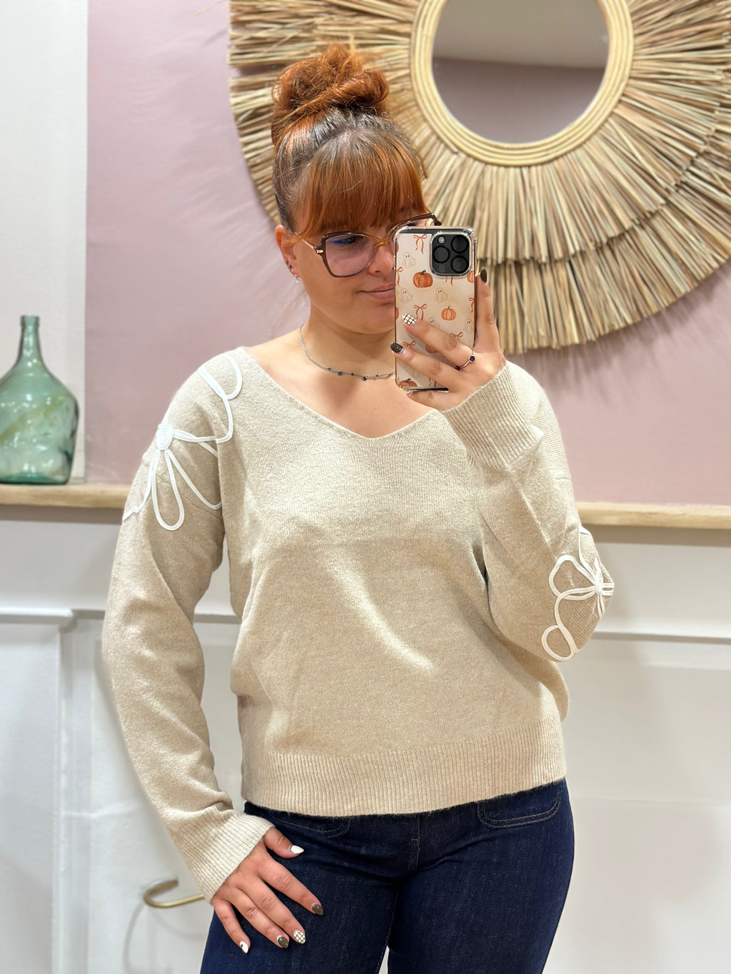 Pull fin beige à col V avec fleurs blanches en relief sur l’épaule et la manche – Rosydays – Miss Caprice