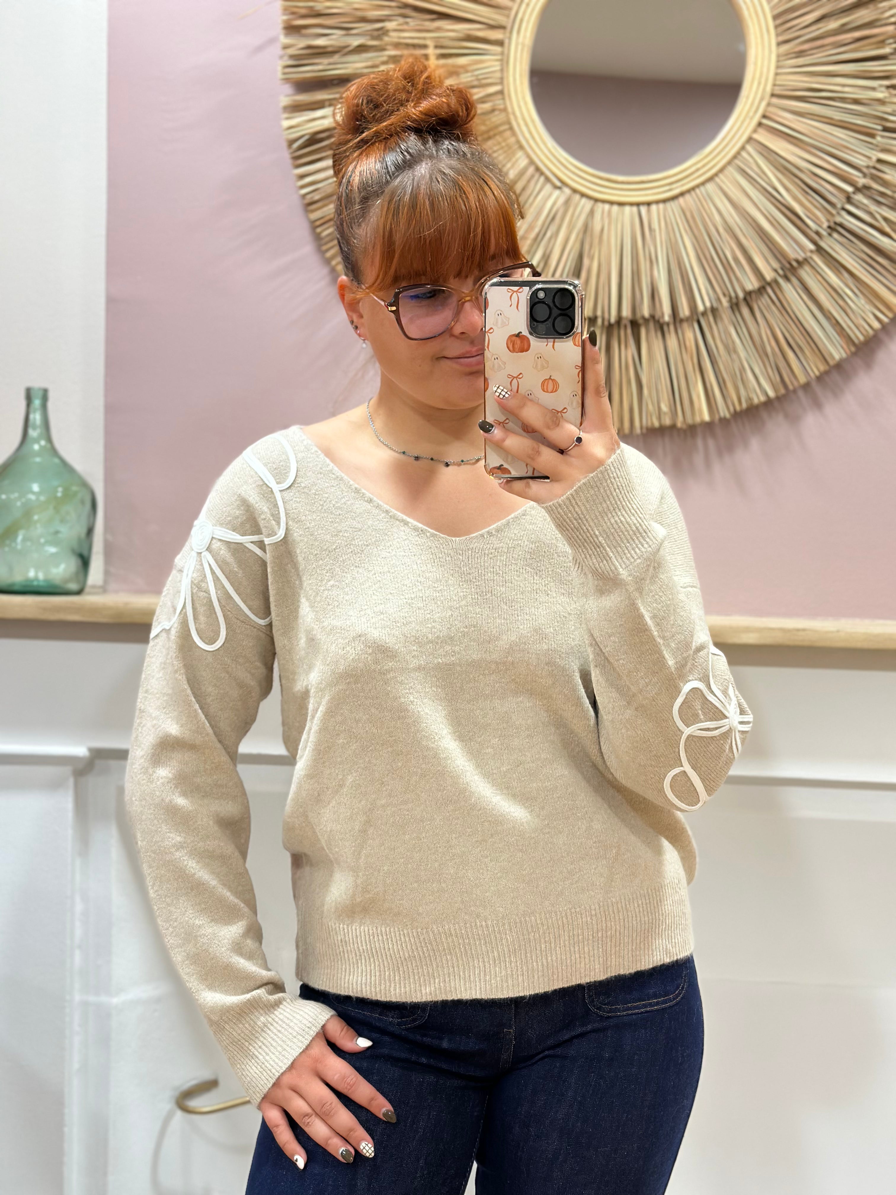 Pull fin beige à col V avec fleurs blanches en relief sur l’épaule et la manche – Rosydays – Miss Caprice