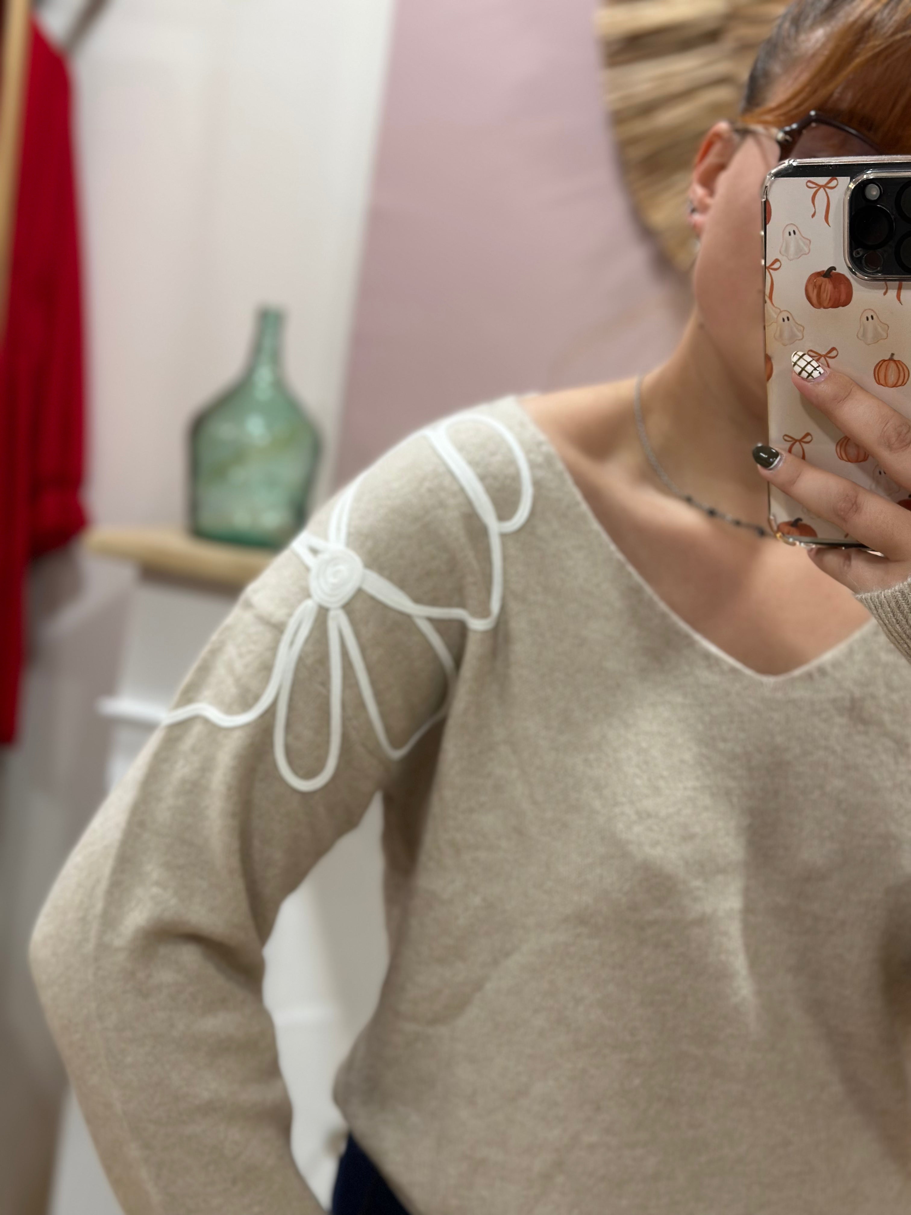 Pull fin beige à col V avec fleurs blanches en relief sur l’épaule et la manche – Rosydays – Miss Caprice