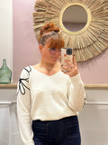 Pull fin écru à col V avec fleurs noires en relief sur l’épaule et la manche – Rosydays – Miss Caprice