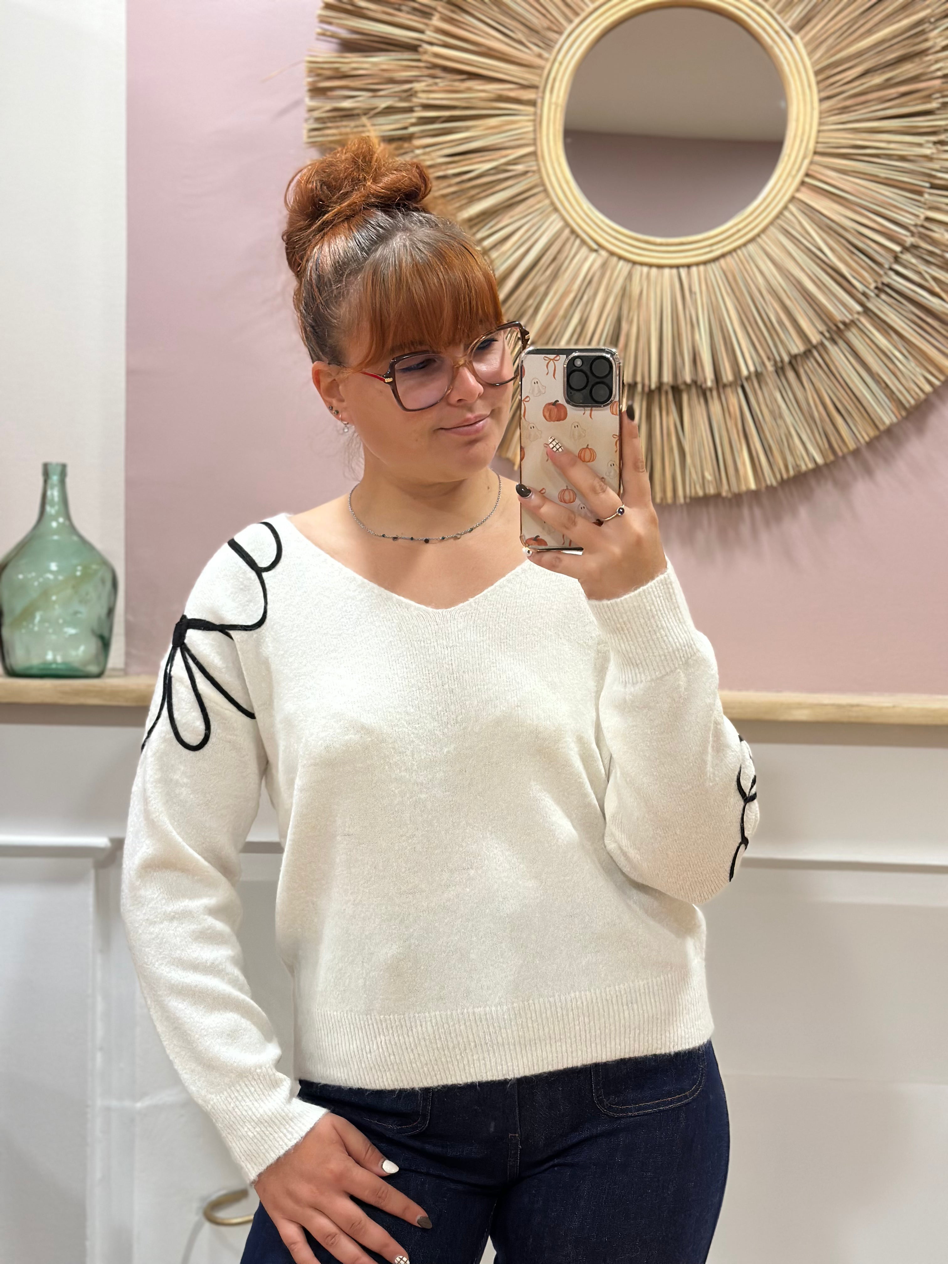 Pull fin écru à col V avec fleurs noires en relief sur l’épaule et la manche – Rosydays – Miss Caprice