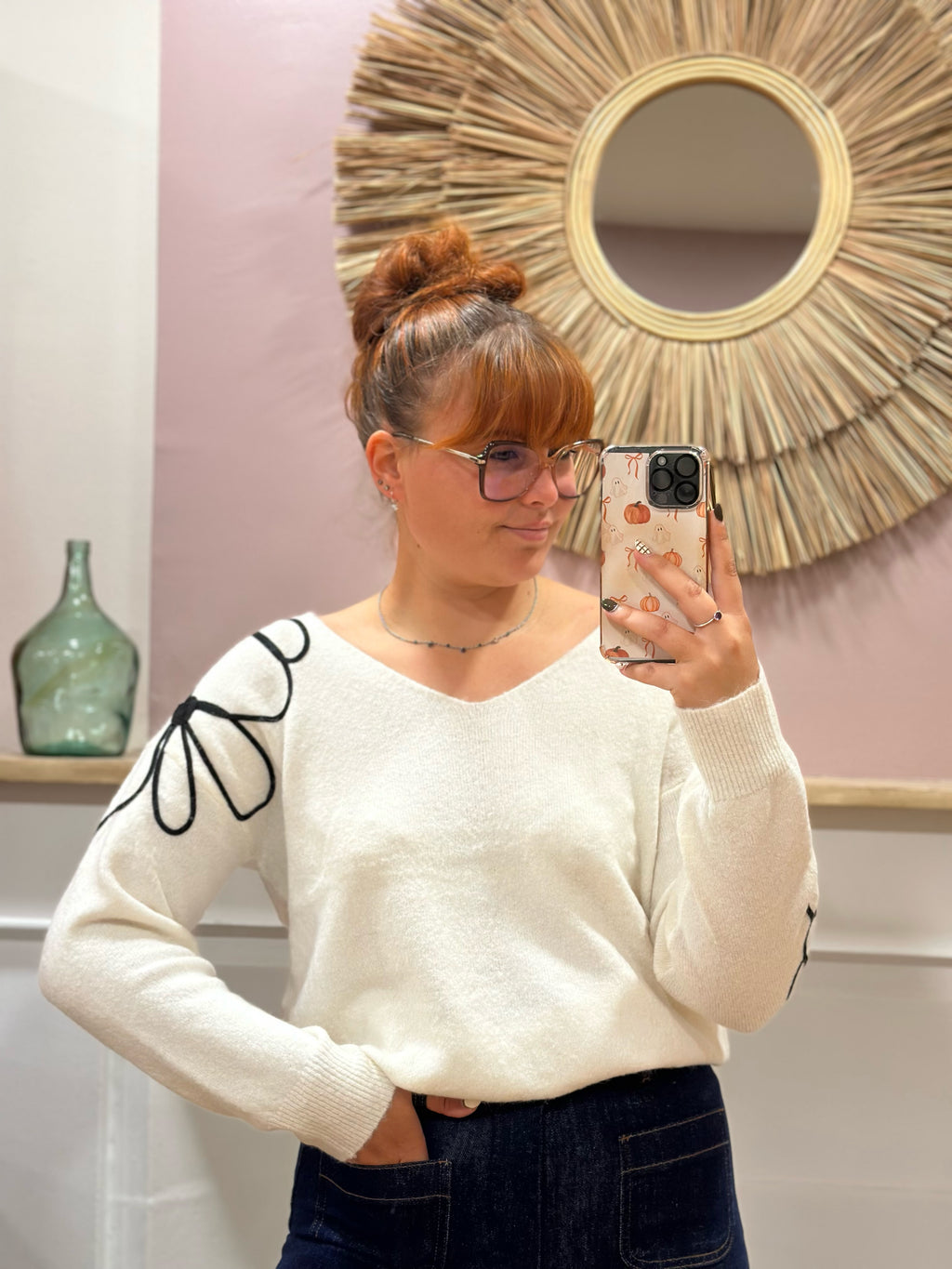 Pull fin écru à col V avec fleurs noires en relief sur l’épaule et la manche – Rosydays – Miss Caprice