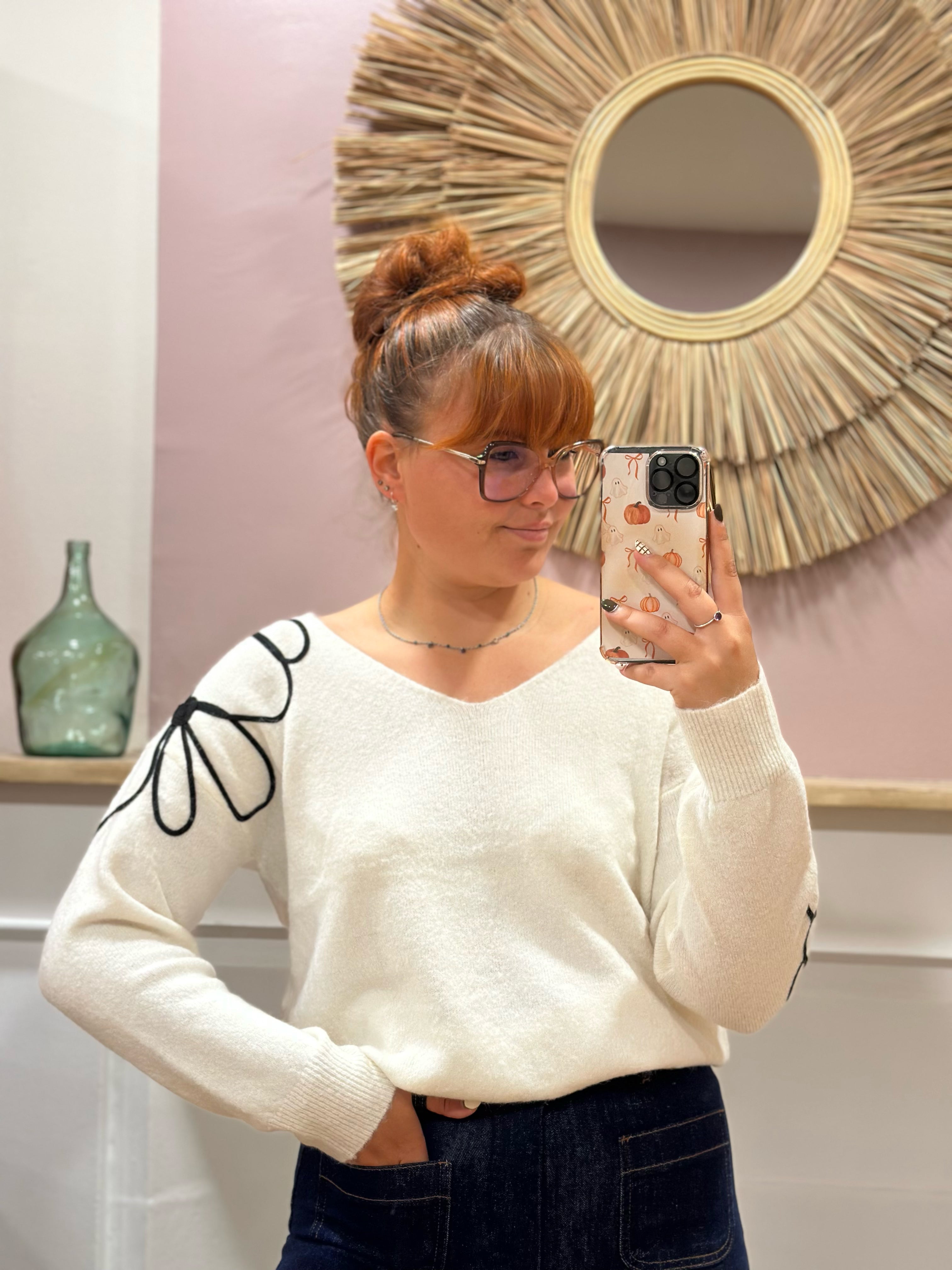 Pull fin écru à col V avec fleurs noires en relief sur l’épaule et la manche – Rosydays – Miss Caprice