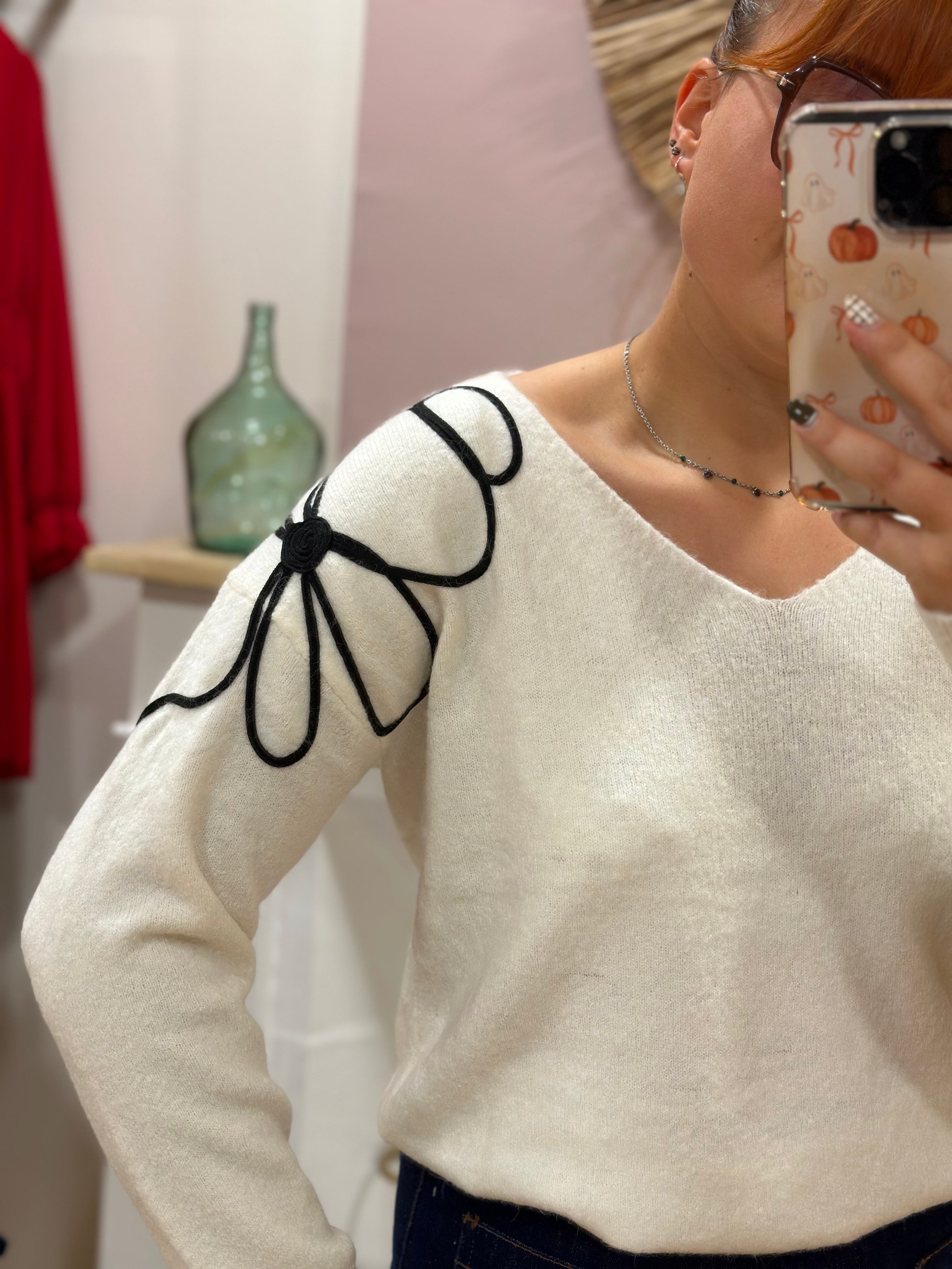 Pull fin écru à col V avec fleurs noires en relief sur l’épaule et la manche – Rosydays – Miss Caprice