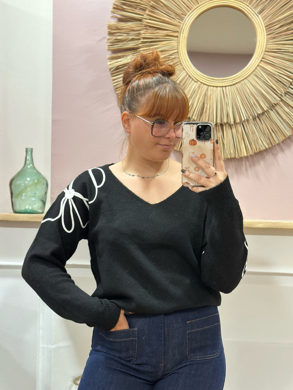 Pull fin noir à col V avec fleurs blanches en relief sur l’épaule et la manche – Rosydays – Miss Caprice