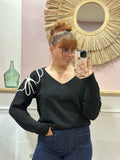 Pull fin noir à col V avec fleurs blanches en relief sur l’épaule et la manche – Rosydays – Miss Caprice