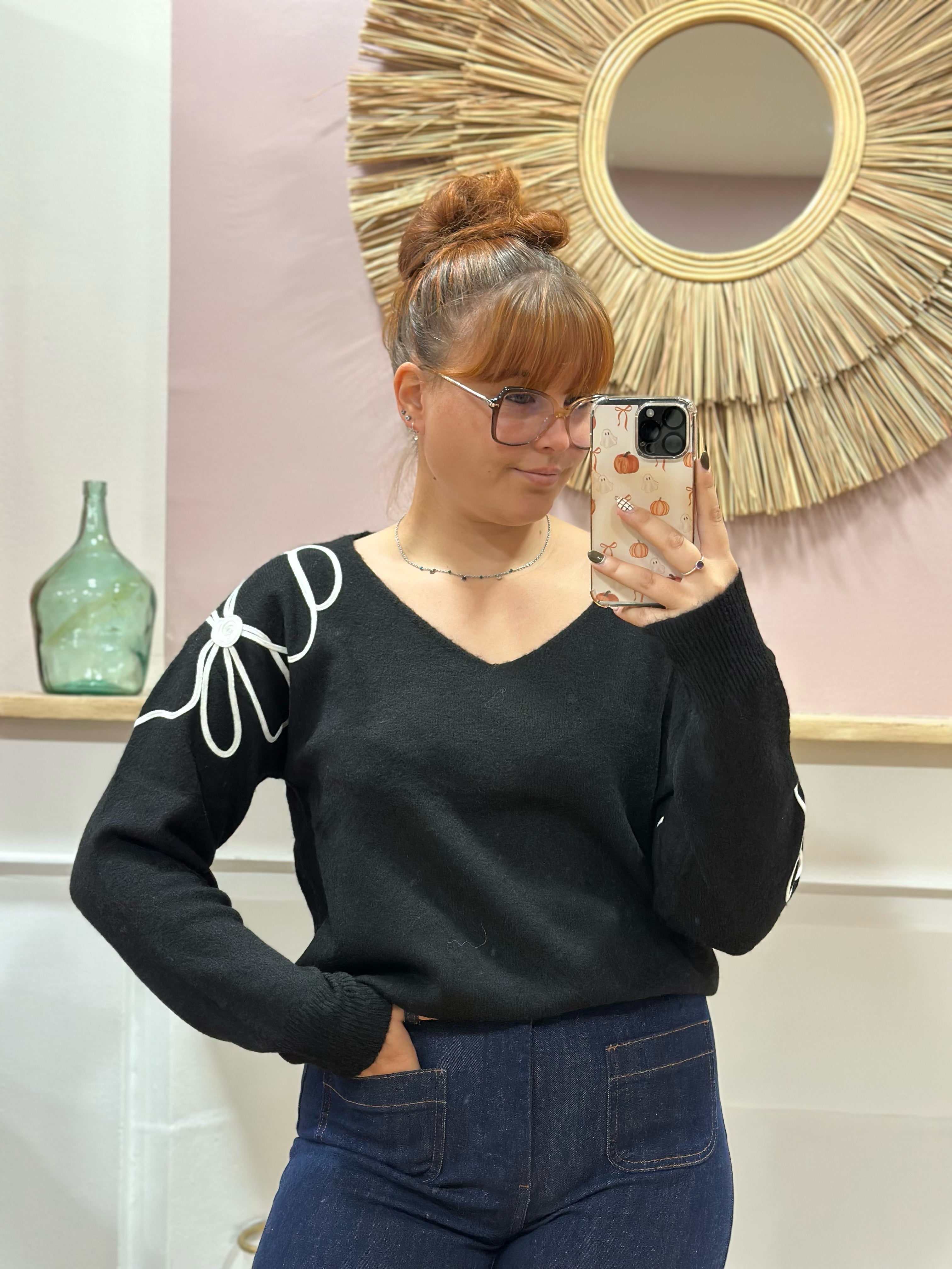 Pull fin noir à col V avec fleurs blanches en relief sur l’épaule et la manche – Rosydays – Miss Caprice