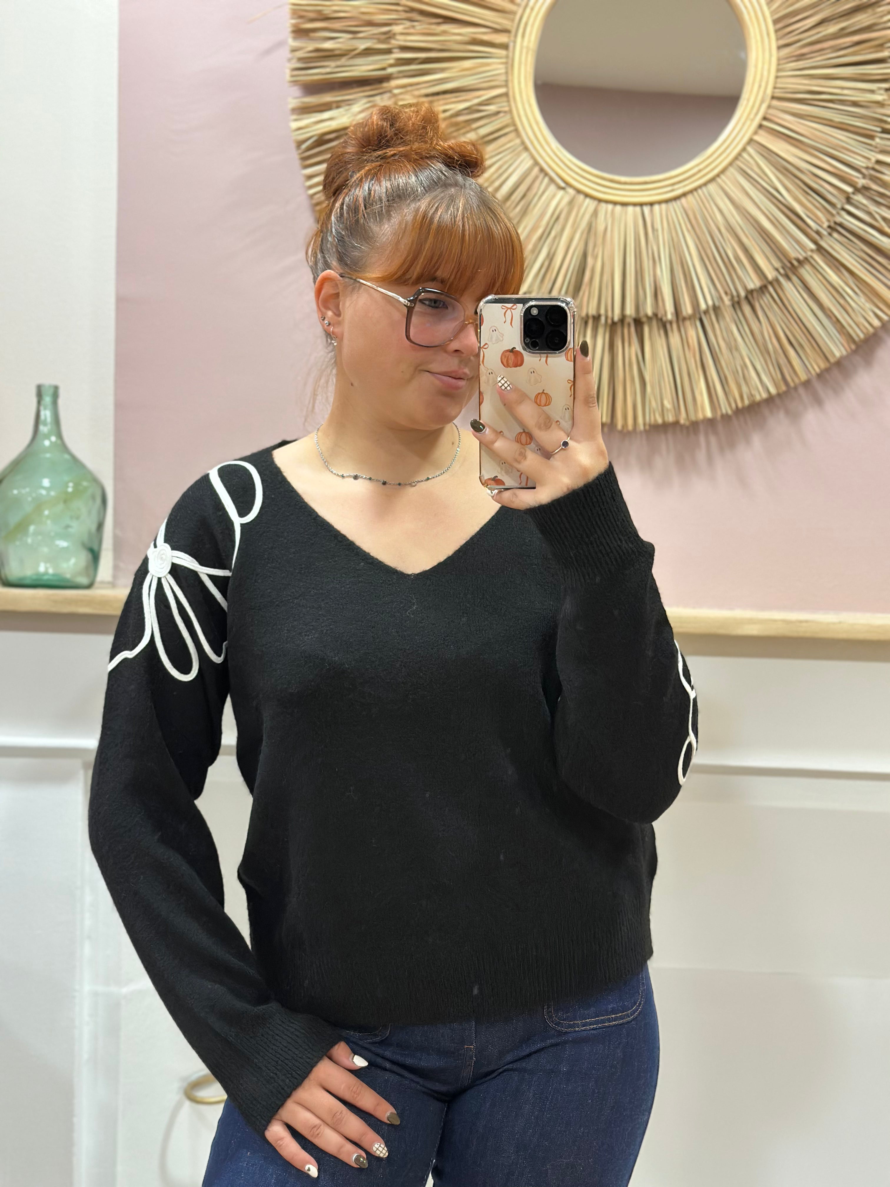 Pull fin noir à col V avec fleurs blanches en relief sur l’épaule et la manche – Rosydays – Miss Caprice