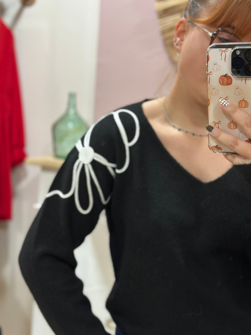 Pull fin noir à col V avec fleurs blanches en relief sur l’épaule et la manche – Rosydays – Miss Caprice