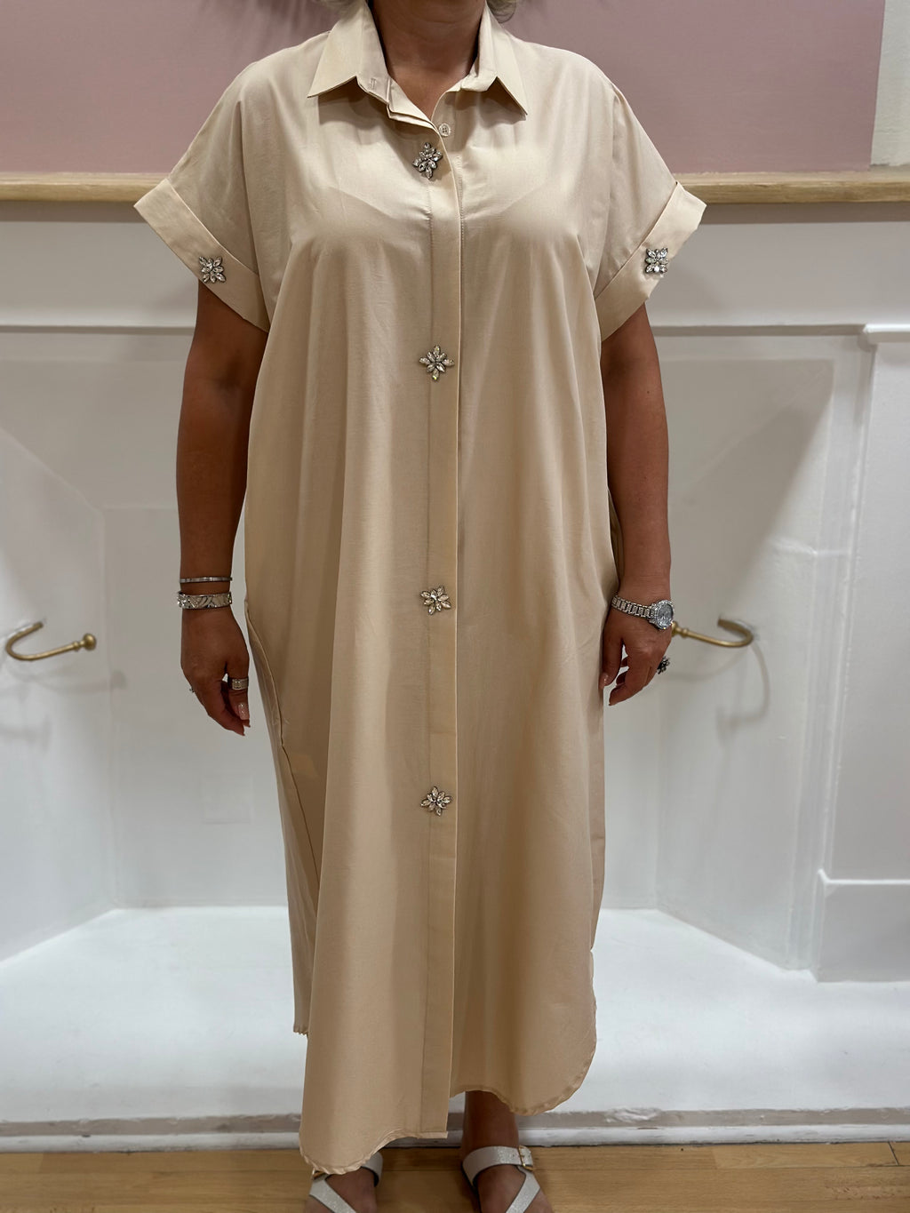 Robe chemise longue beige femme en coton avec poches et détails bijoux – Estée Made in Italy – Miss Caprice