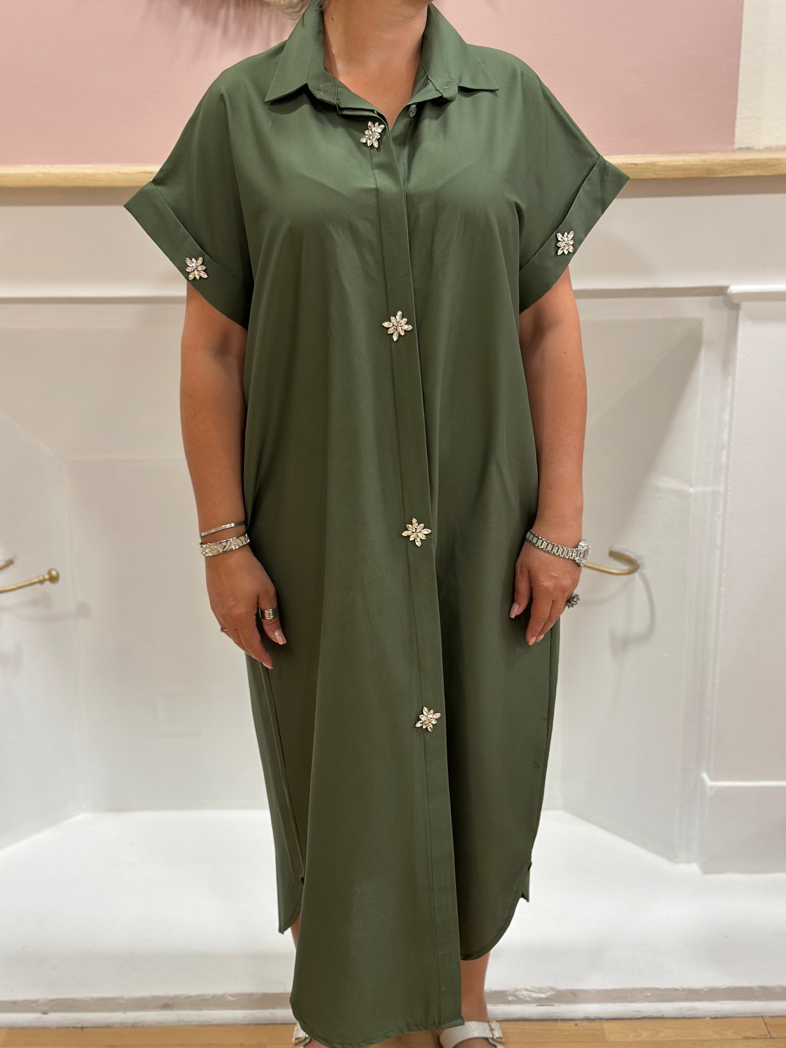 Robe chemise longue kaki femme en coton avec poches et détails bijoux – Estée Made in Italy – Miss Caprice