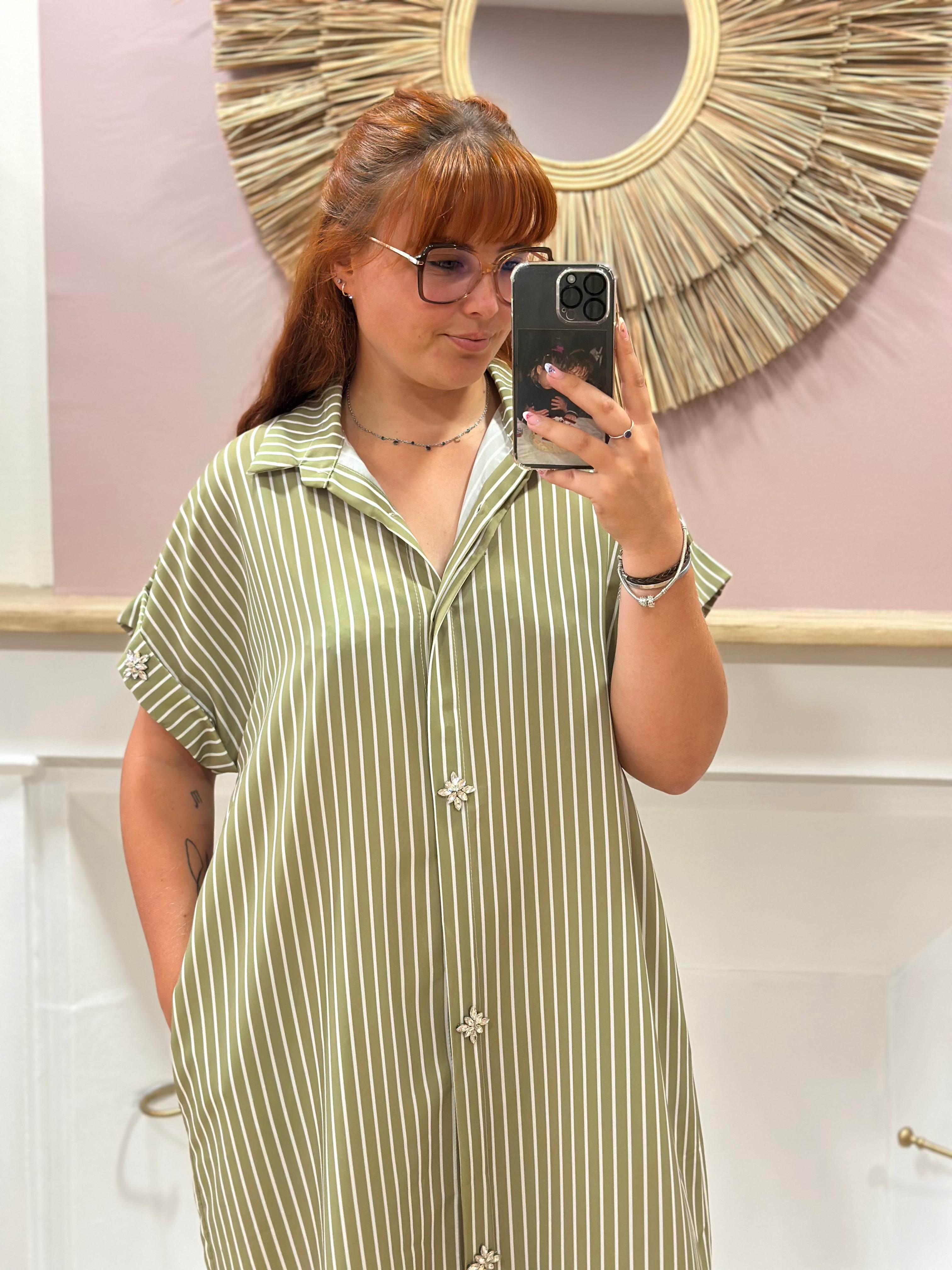 Robe chemise longue kaki femme à fines rayures blanches, poches et détails bijoux – Estée Made in Italy – Miss Caprice