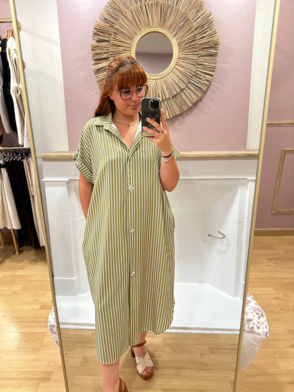 Robe chemise longue kaki femme à fines rayures blanches, poches et détails bijoux – Estée Made in Italy – Miss Caprice