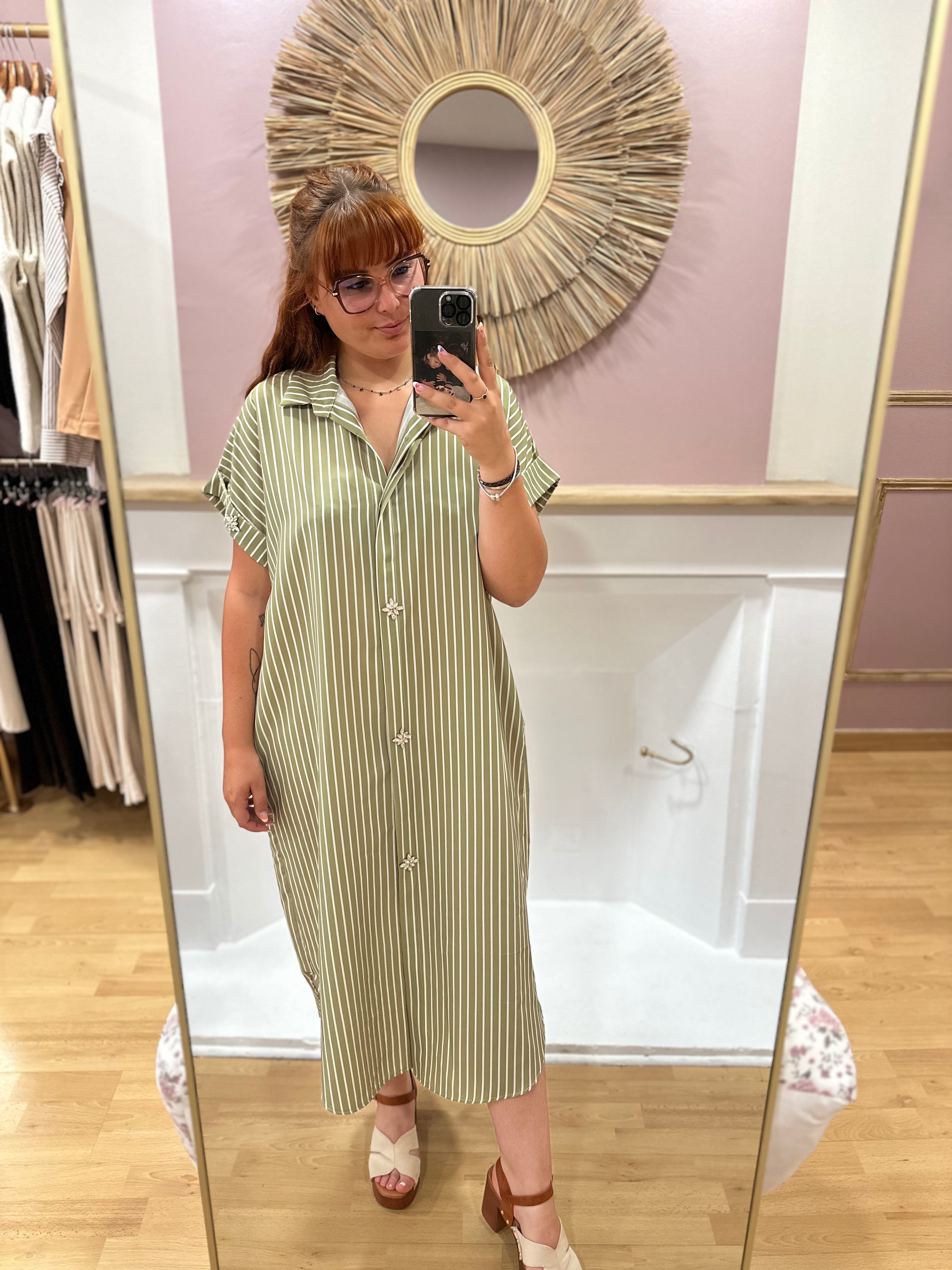 Robe chemise longue kaki femme à fines rayures blanches, poches et détails bijoux – Estée Made in Italy – Miss Caprice