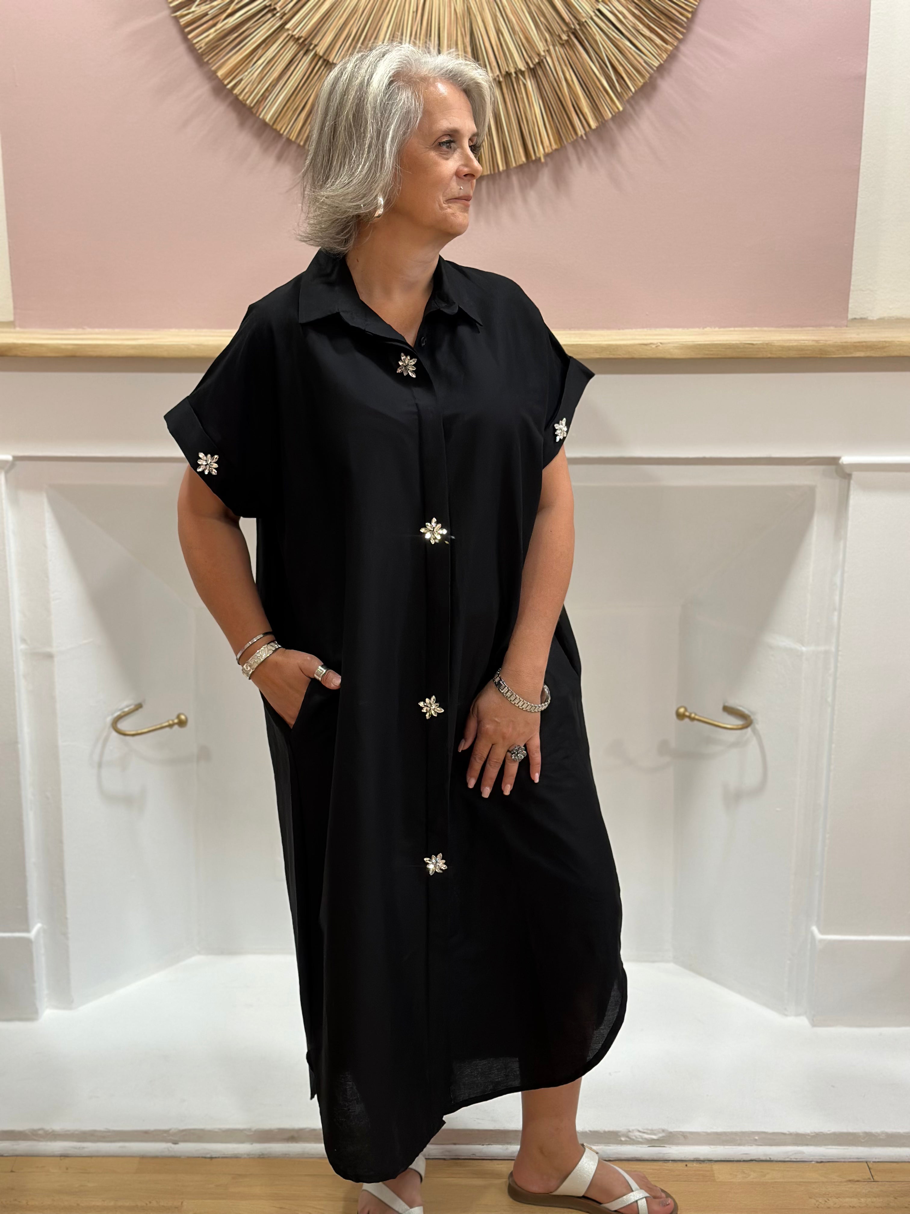 Robe chemise longue noire femme en coton avec poches et détails bijoux – Estée Made in Italy – Miss Caprice