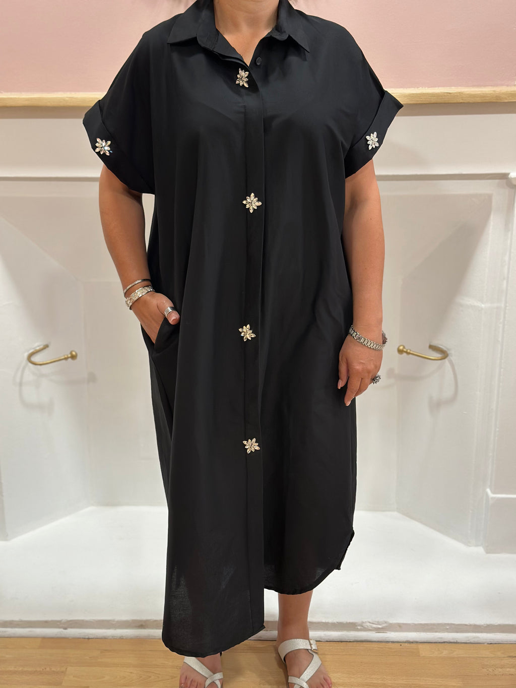 Robe chemise longue noire femme en coton avec poches et détails bijoux – Estée Made in Italy – Miss Caprice