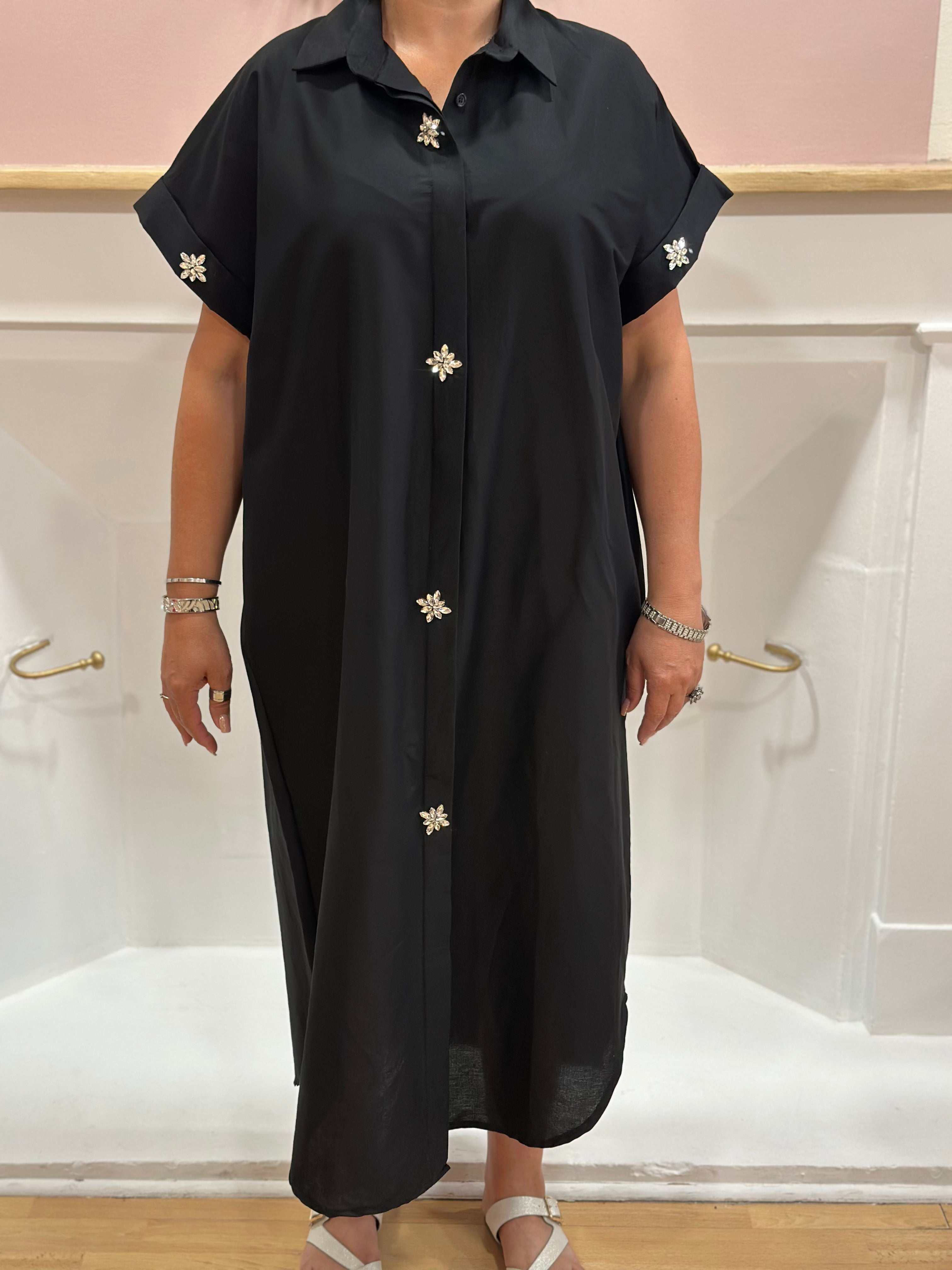 Robe chemise longue noire femme en coton avec poches et détails bijoux – Estée Made in Italy – Miss Caprice