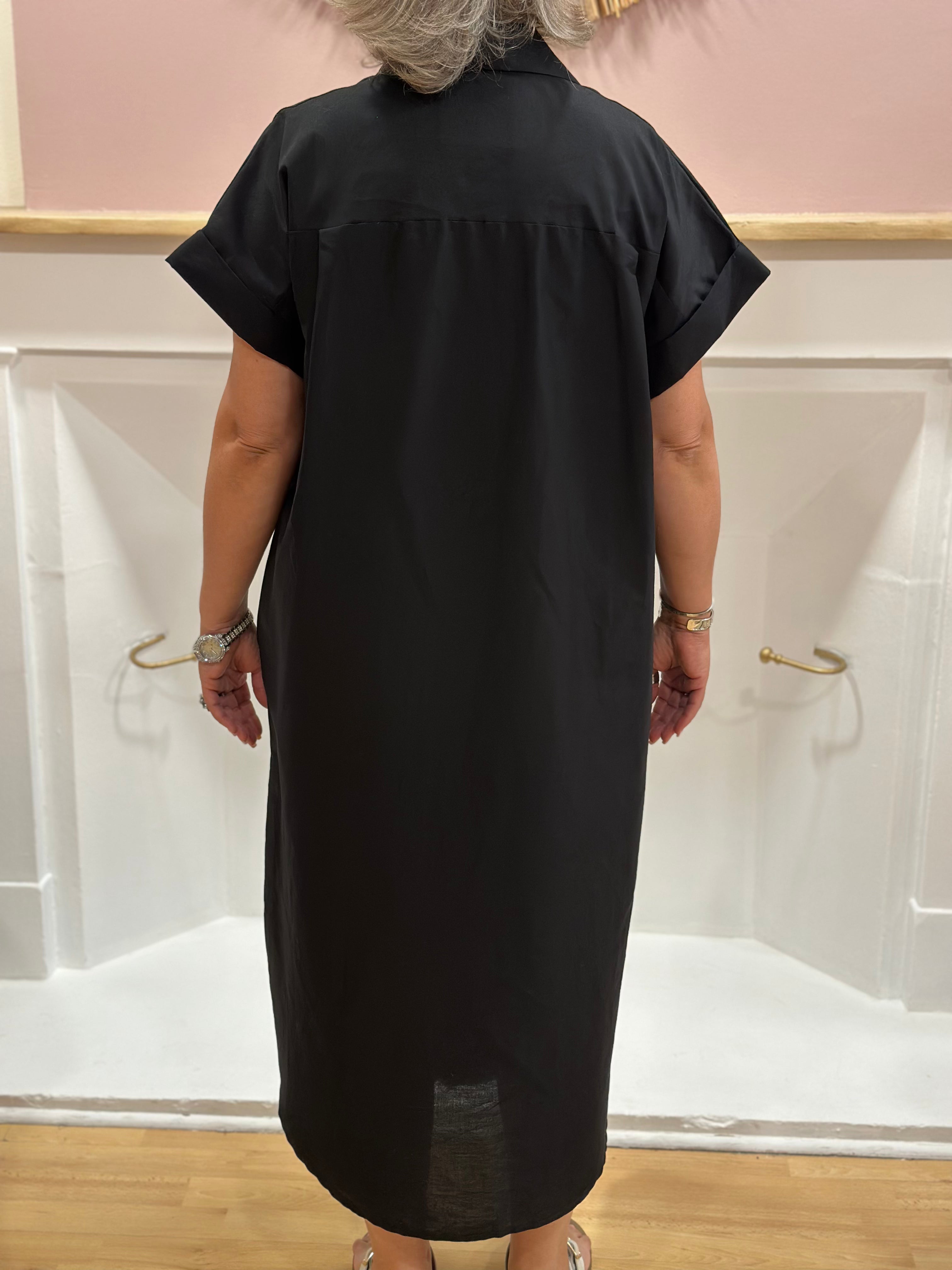 Robe chemise longue noire femme en coton avec poches et détails bijoux – Estée Made in Italy – Miss Caprice