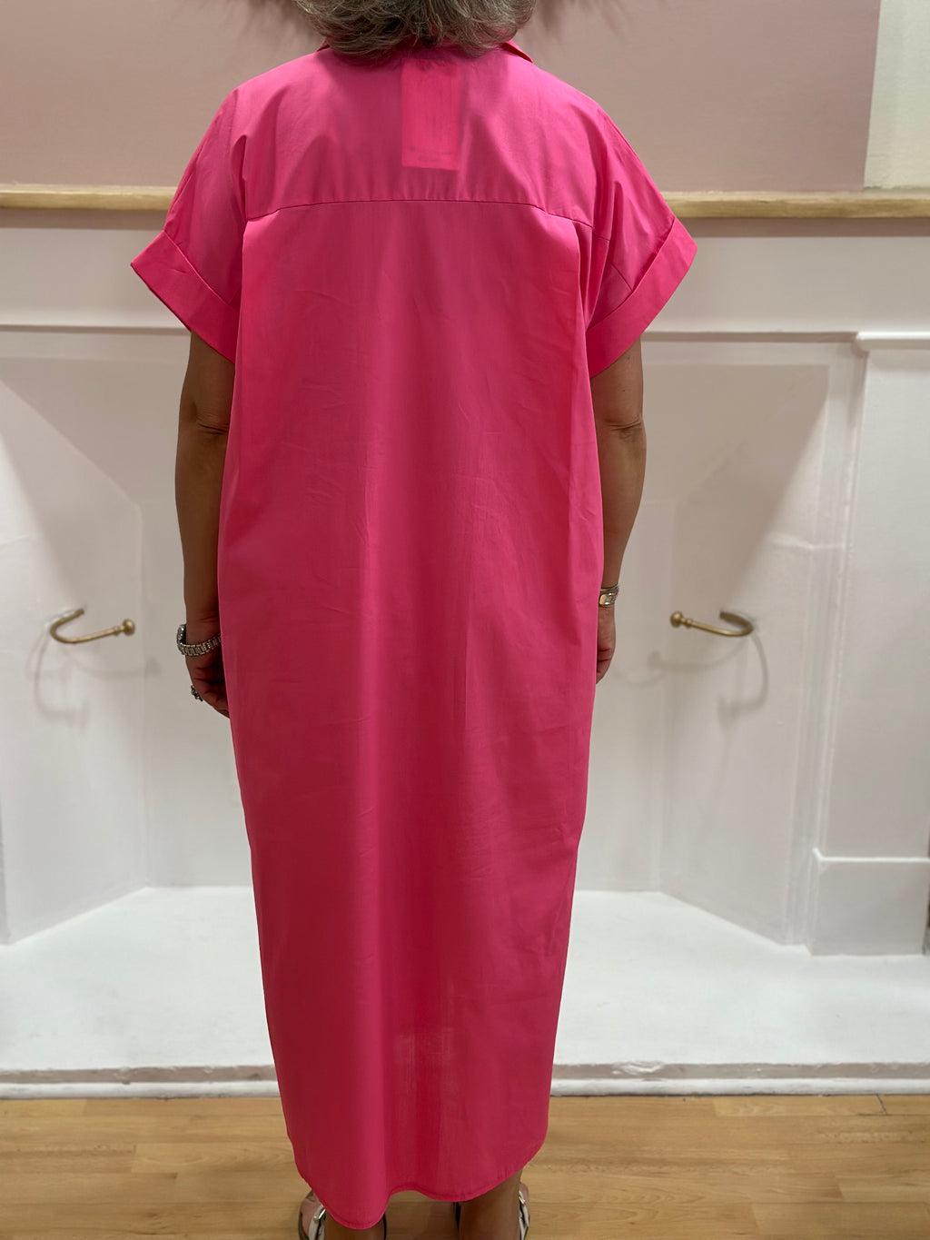 Robe chemise longue rose fuchsia femme en coton avec poches et détails bijoux – Estée Made in Italy – Miss Caprice