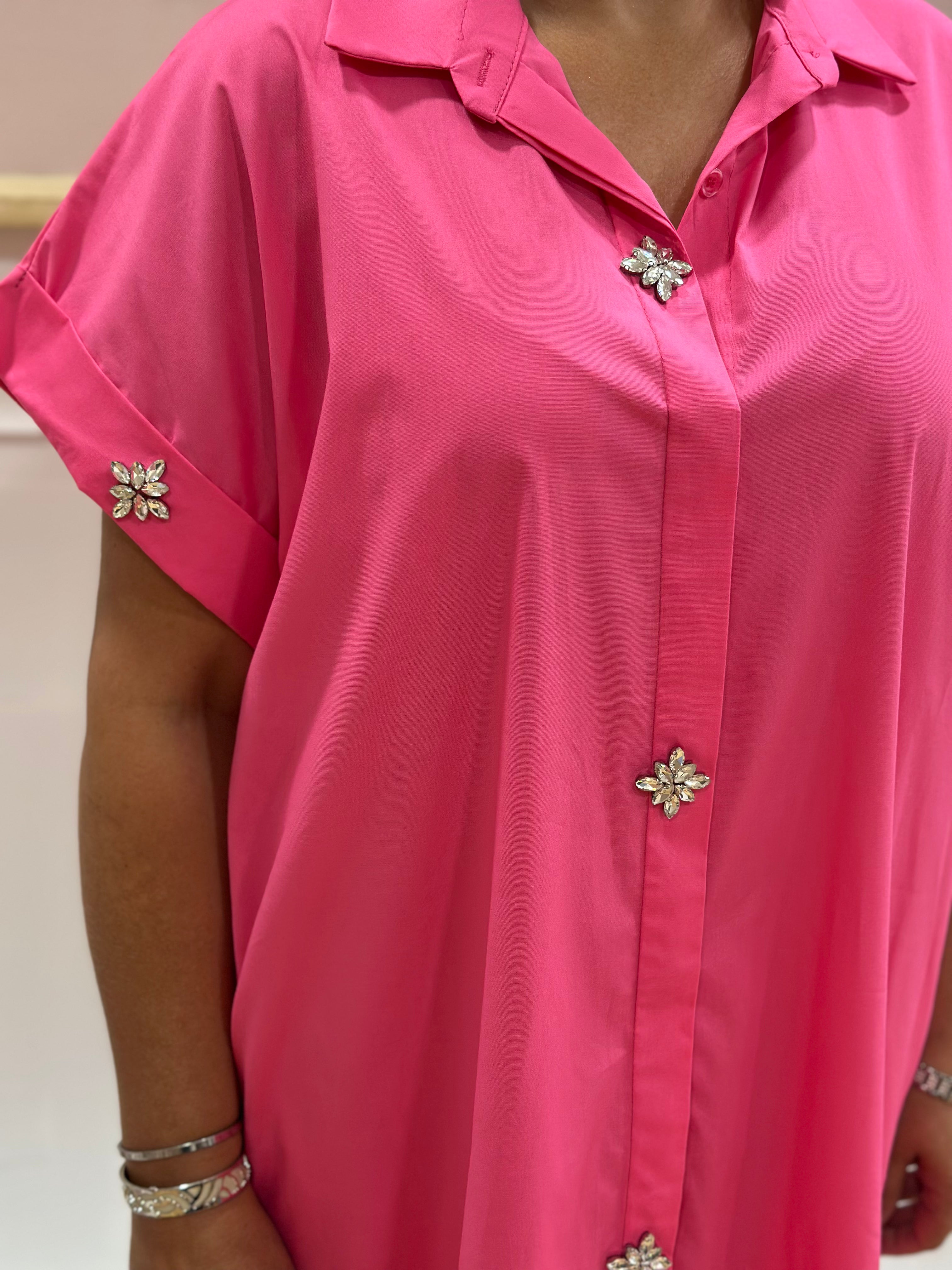 Robe chemise longue rose fuchsia femme en coton avec poches et détails bijoux – Estée Made in Italy – Miss Caprice