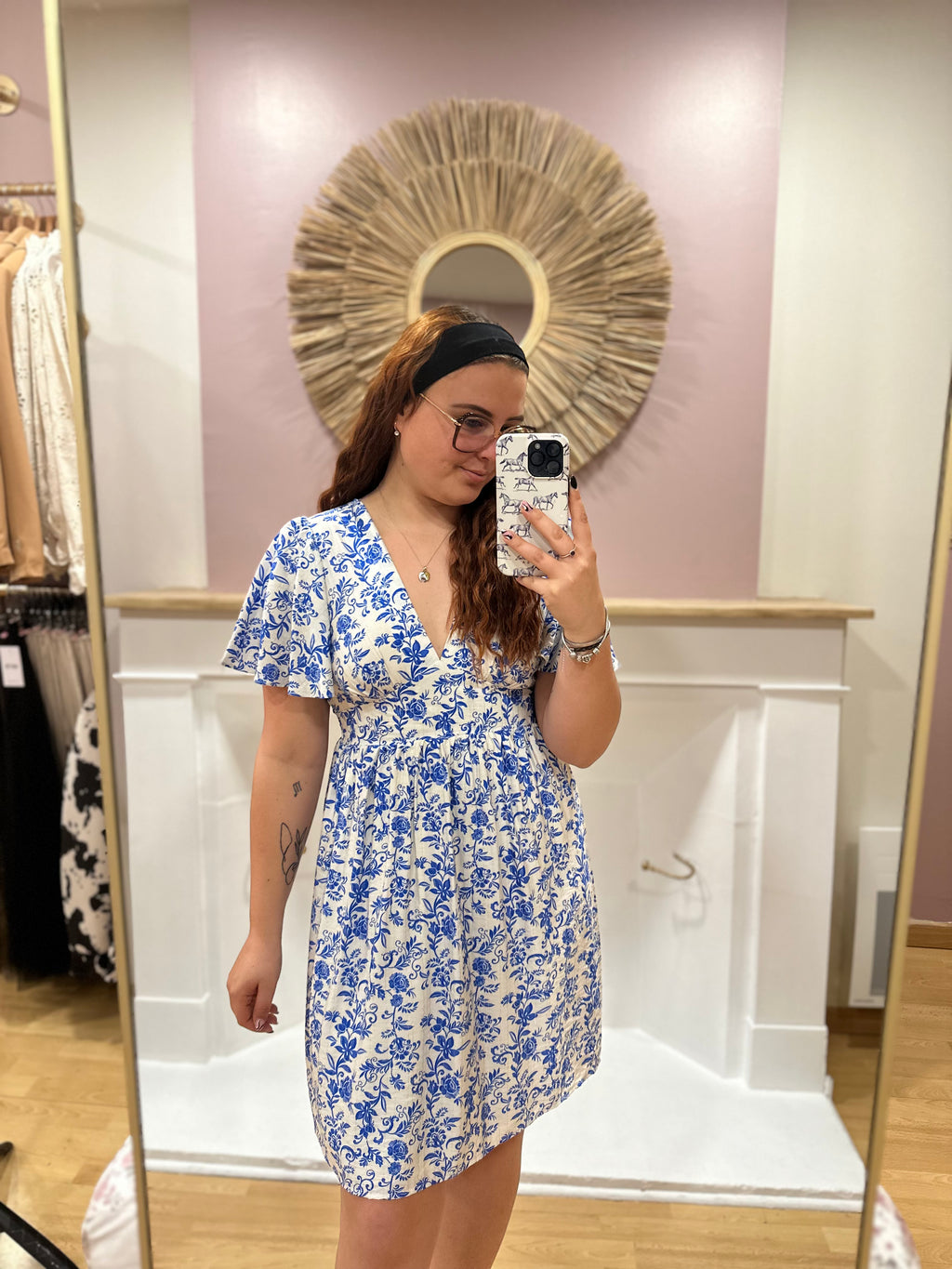 Robe courte blanche et bleue fleurie femme – Col V – In April 1986 – Miss Caprice