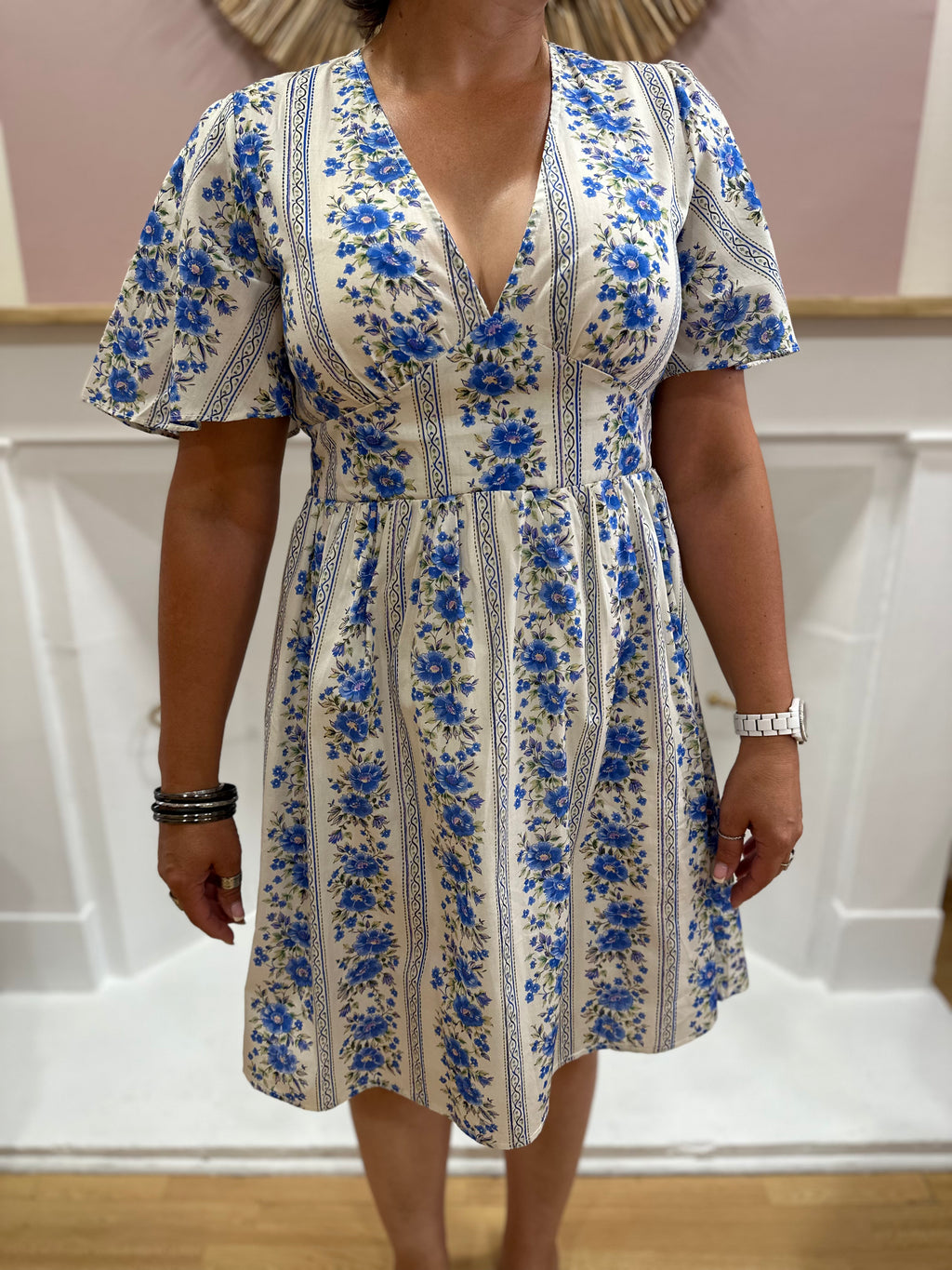Robe courte femme à motif fleuri style tapisserie bleu et violet avec décolleté en V – In April 1986 – Miss Caprice
